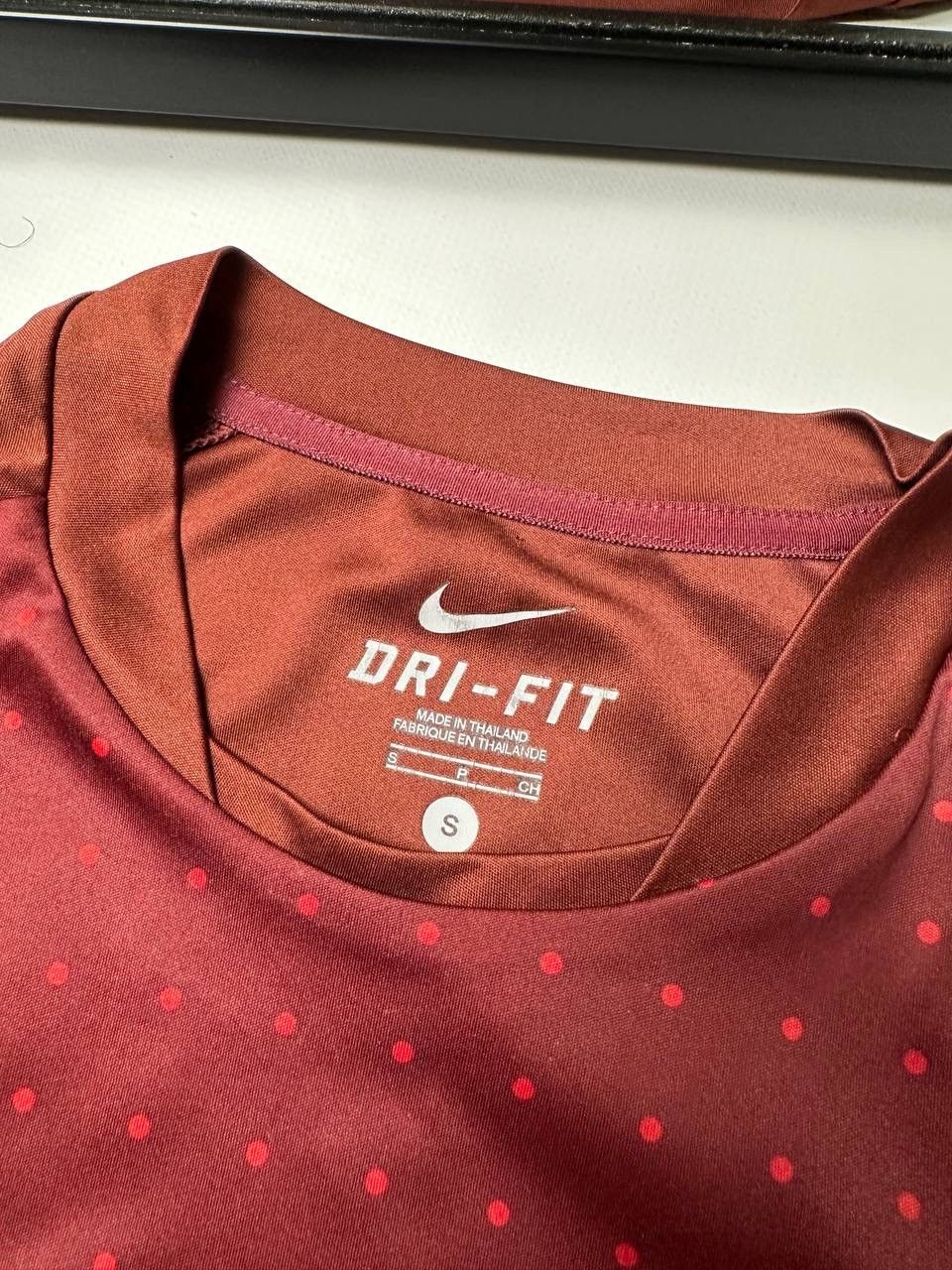 Nike Arsenal 2011-12 Burgundy Nike Training T Shirt Size US S / EU 44-46 / 1 - 5 Thumbnail