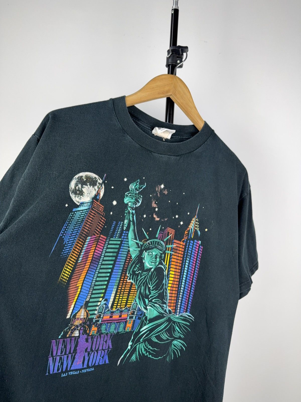 Vintage Vintage New York New York Las Vegas Tee Neon Skyline L Size US L / EU 52-54 / 3 - 2 Thumbnail