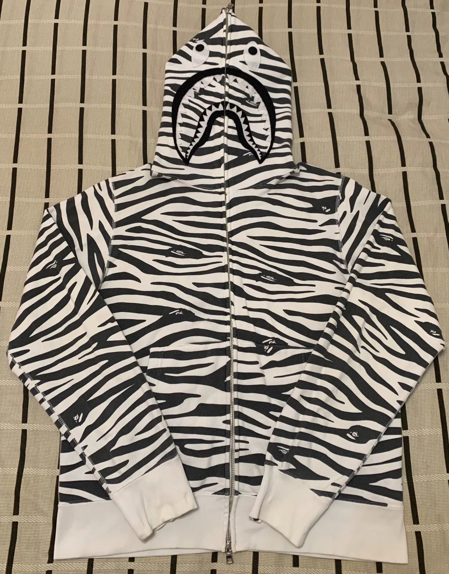 Bape Bape Shark Zebra Striped Light Jacket M Men Size US M / EU 48-50 / 2 - 1 Thumbnail