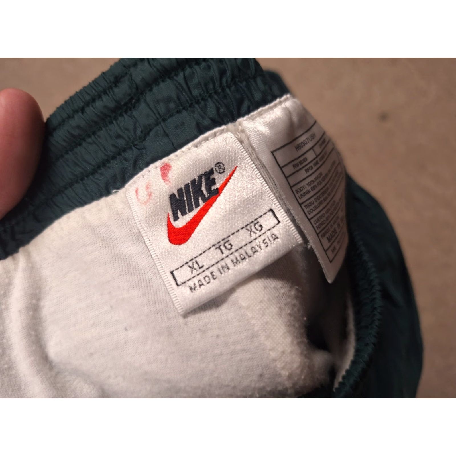 Nike VINTAGE Nike Men XL Track Pants Gym Windbreaker Green Nylon 90s Sports Swoosh Logos? Size US 36 / EU 52 - 2 Thumbnail