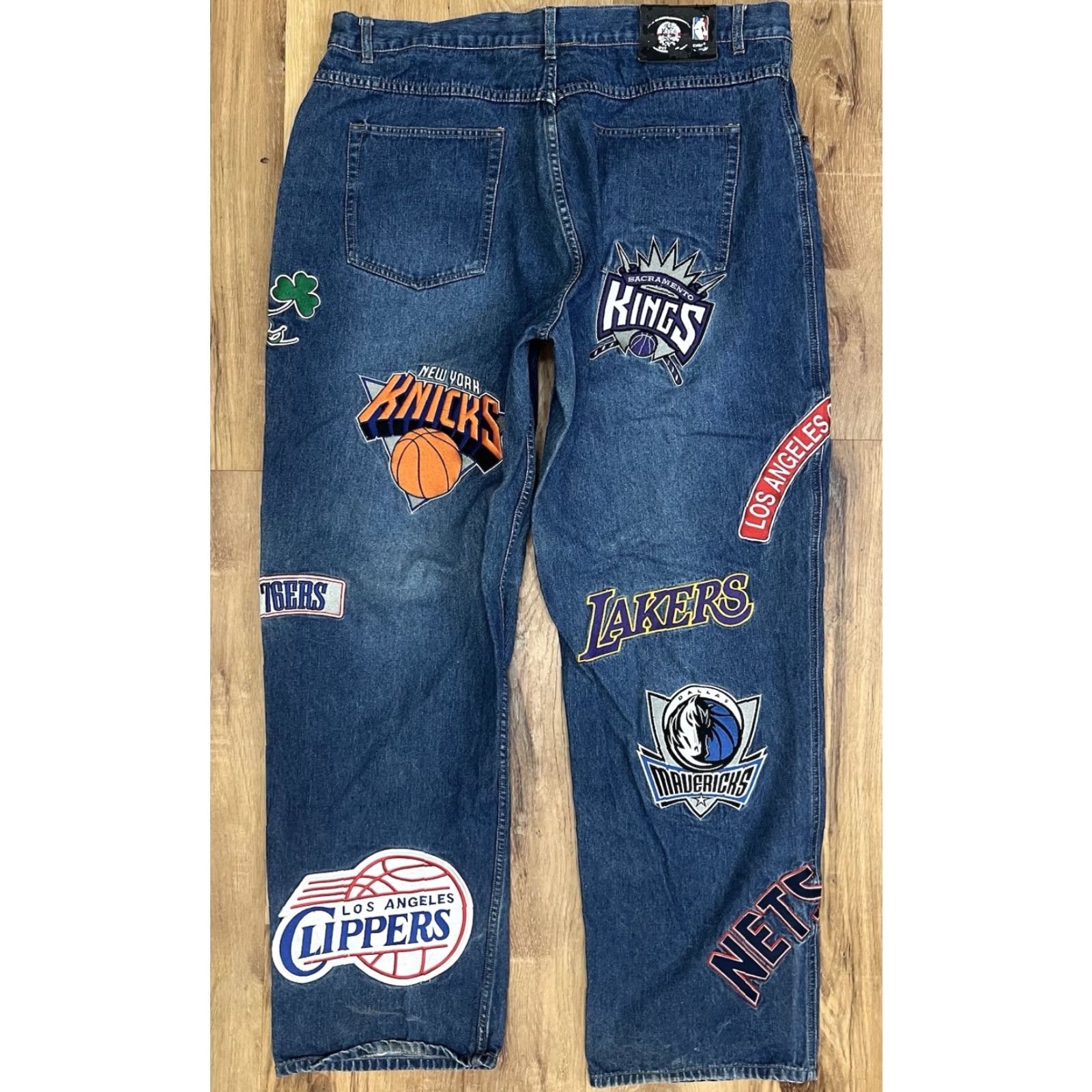 NBA VINTAGE UNK NBA TEAMS JEANS SIZE 40x34 BASKETBALL EMBROIDERED PATCHES BAGGY Y2K Size US 40 / EU 56 - 4 Thumbnail