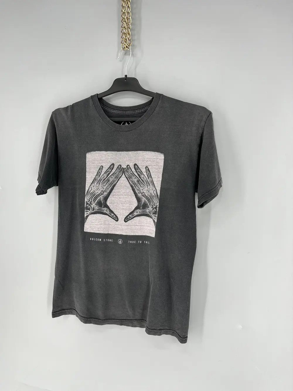 Volcom Vintage Y2K Volcom Stone Skateboard Pin Logo Design Tshirt Size US S / EU 44-46 / 1 - 3 Thumbnail