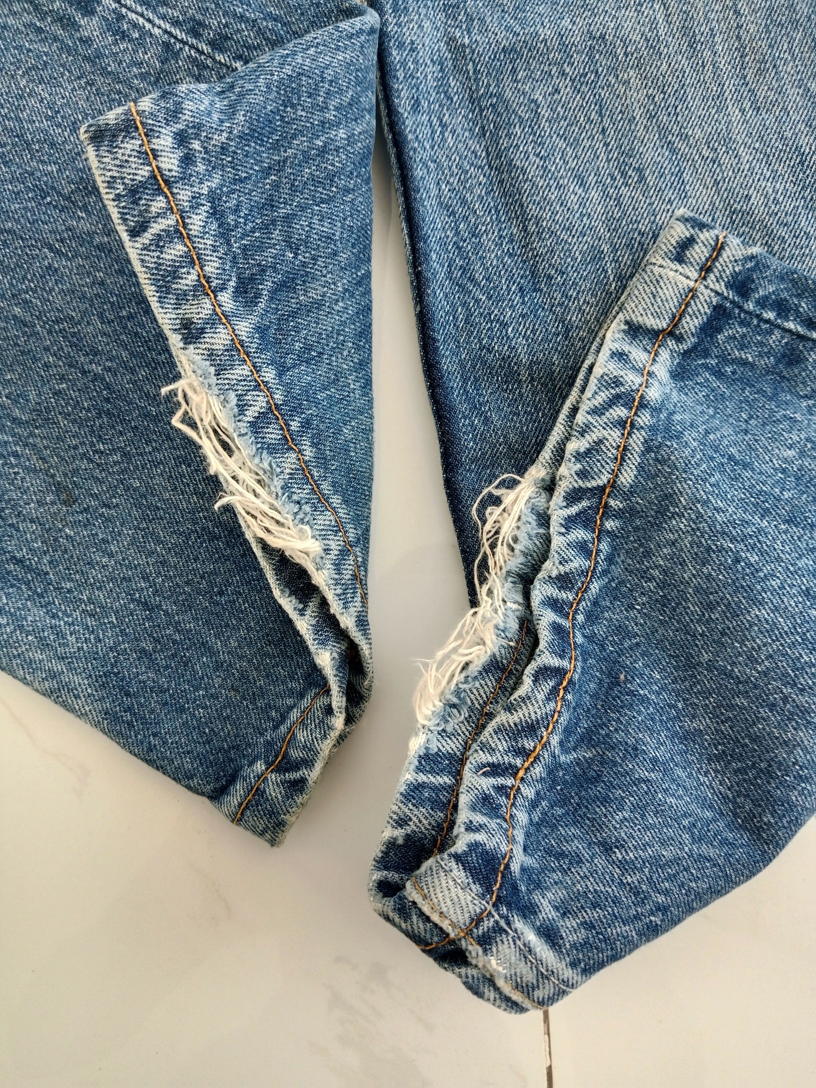 Levi's Vintage Clothing Vintage LEVIS 501 Distressed Jean's Blue Denim Made in UK Size US 31 - 10 Thumbnail