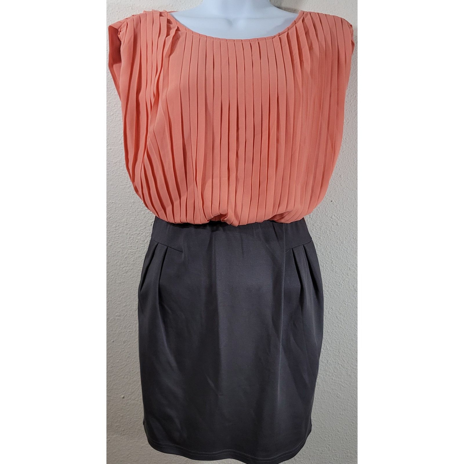 GB GB Peach Charcoal Pleated Bodice Capped Sleeves Dress XS NWT Size XS / US 0-2 / IT 36-38 - 1 Thumbnail
