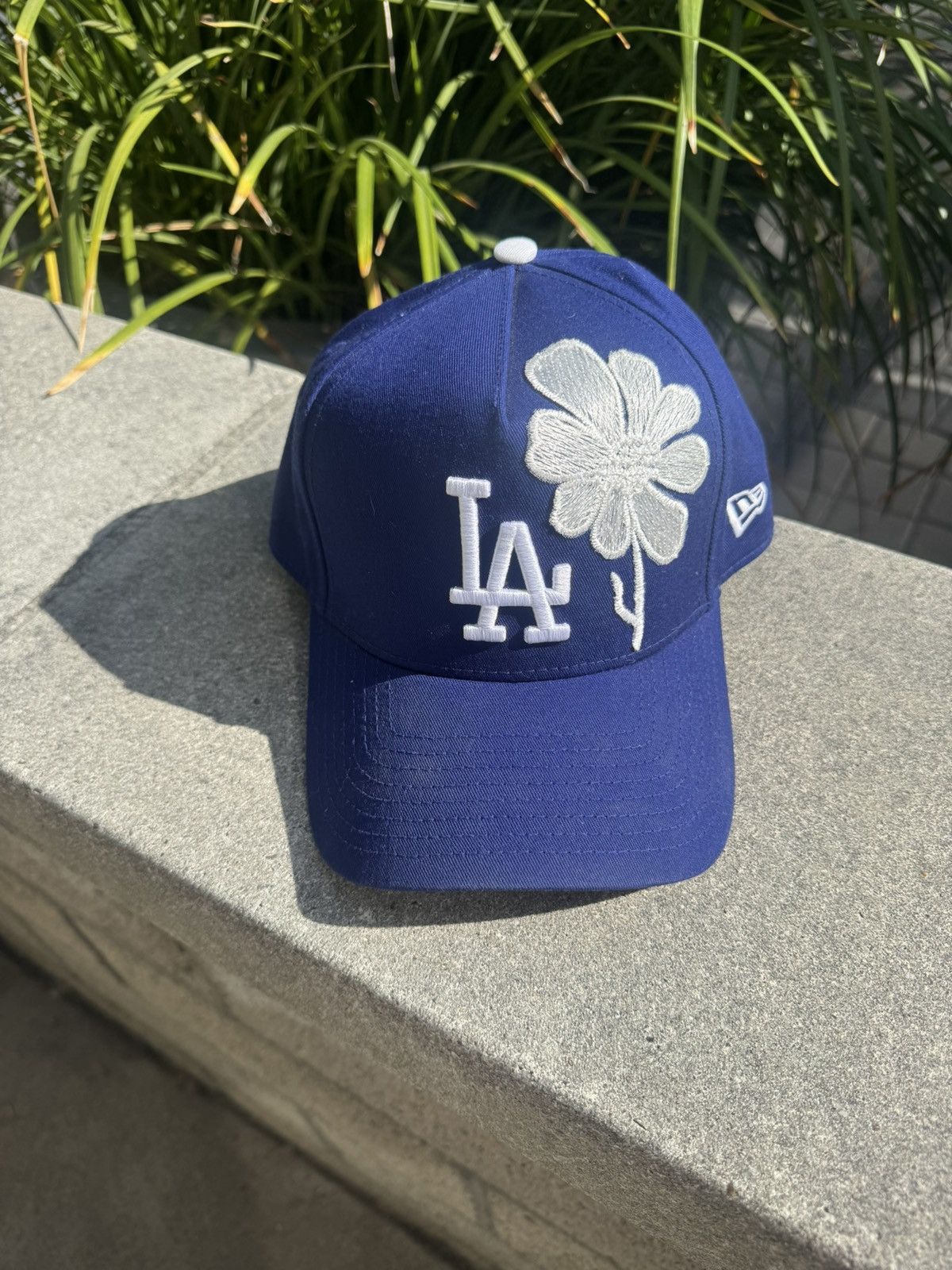 Other Royal blue LA snapback w/ single white embroidered flower Size ONE SIZE - 1 Thumbnail
