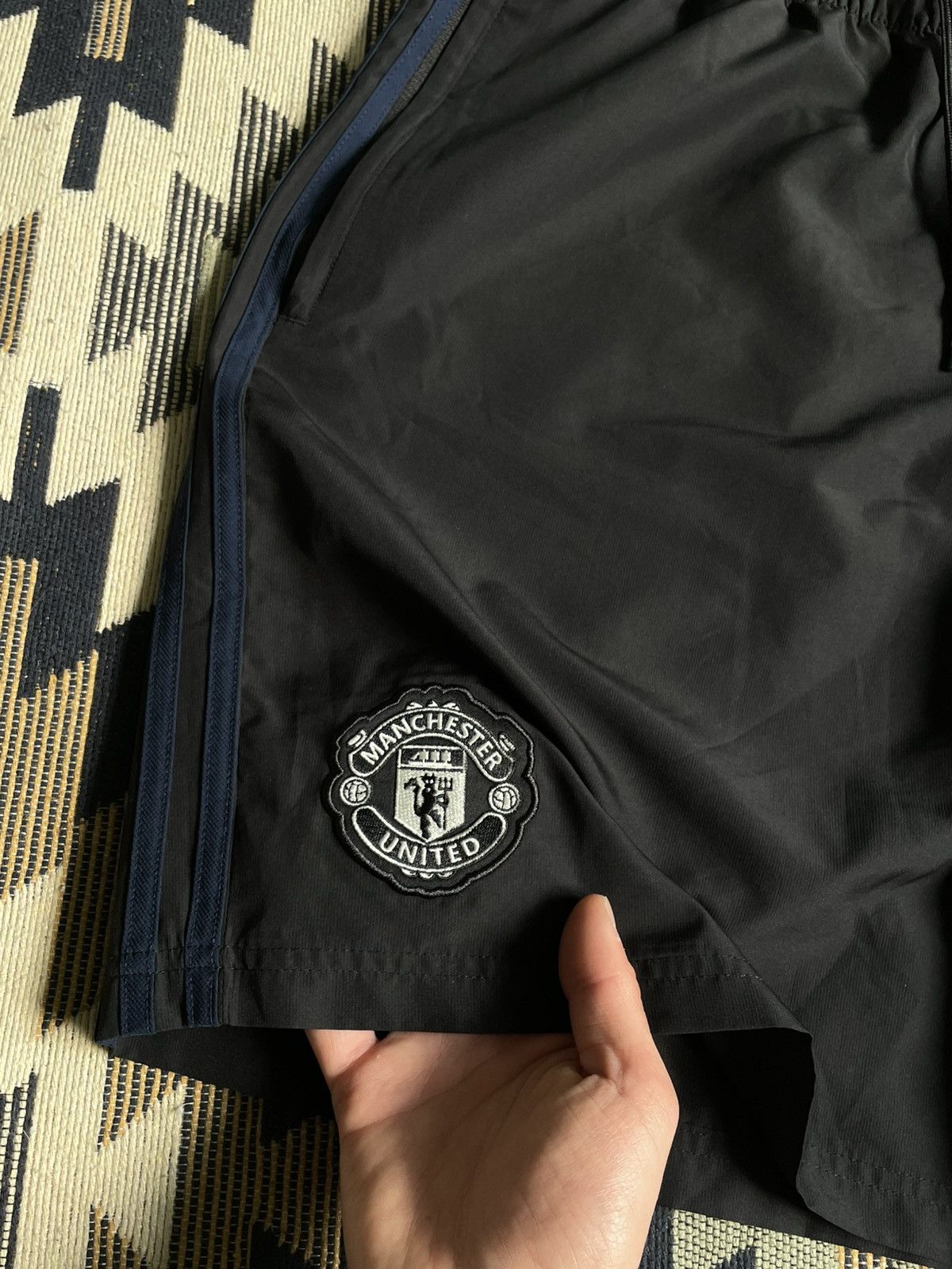 Adidas × Vintage Adidas Manchester United 2016/17 Soccer Shorts Size US 36 / EU 52 - 4 Thumbnail