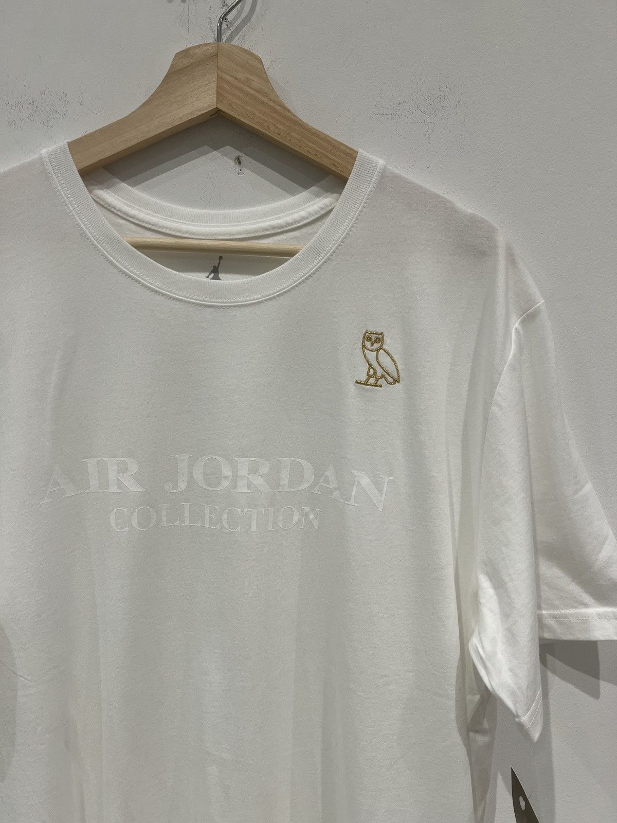 Jordan Brand × October's Very Own Air Jordan x OVO Tee White/Metallic Gold Size: XL Size US XL / EU 56 / 4 - 2 Thumbnail
