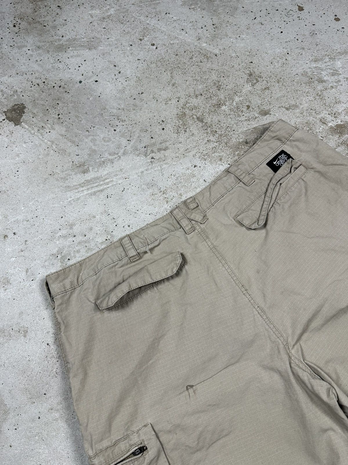 Nike × Vintage Vintage Y2K Nike Beige Baggy Cargo Shorts Swoosh Size US 38 / EU 54 - 15 Thumbnail