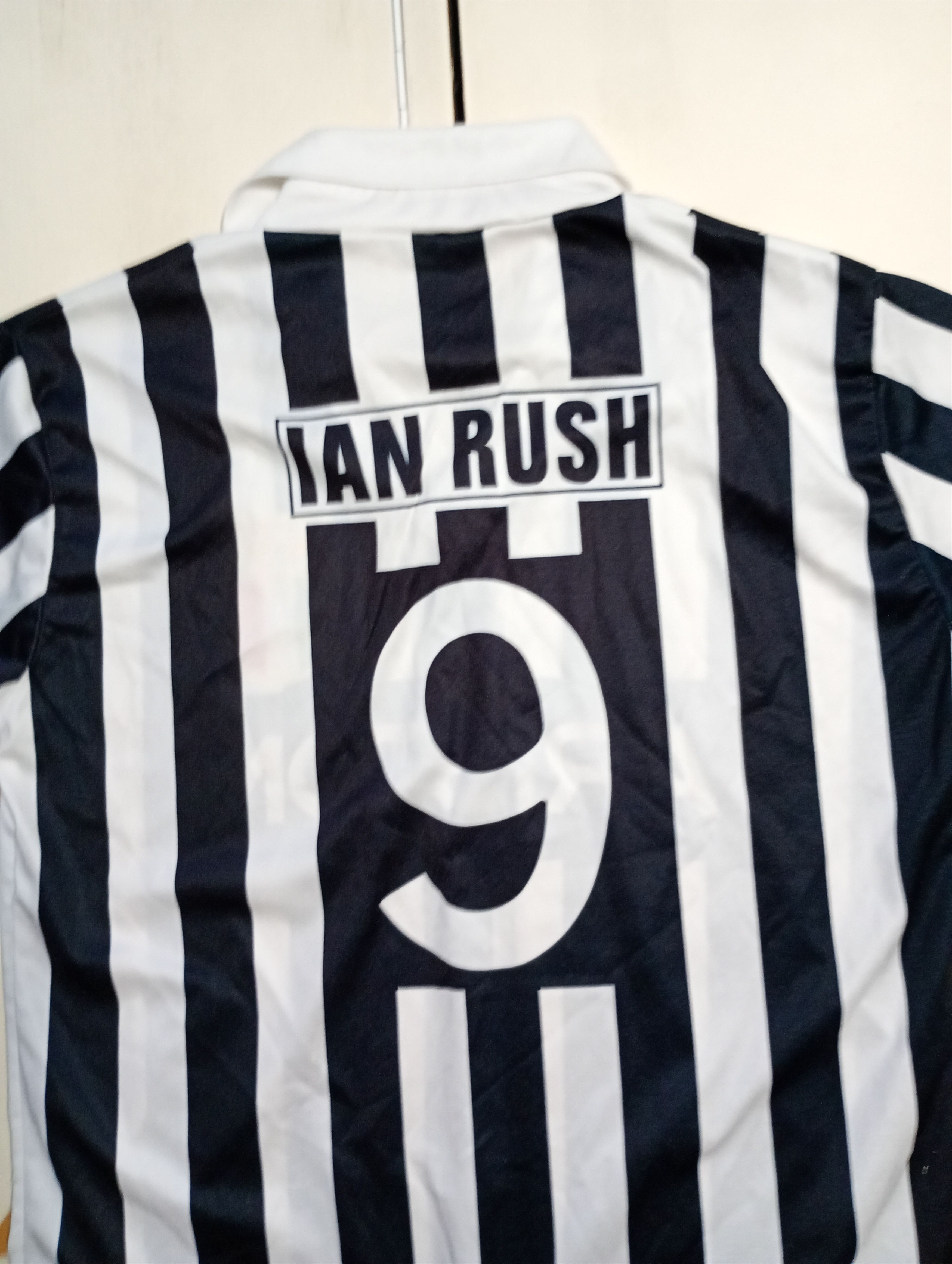 Vintage Juventus Fan Version Home Jersey 9 Ian Rash 1986-1987 Size US M / EU 48-50 / 2 - 11 Thumbnail
