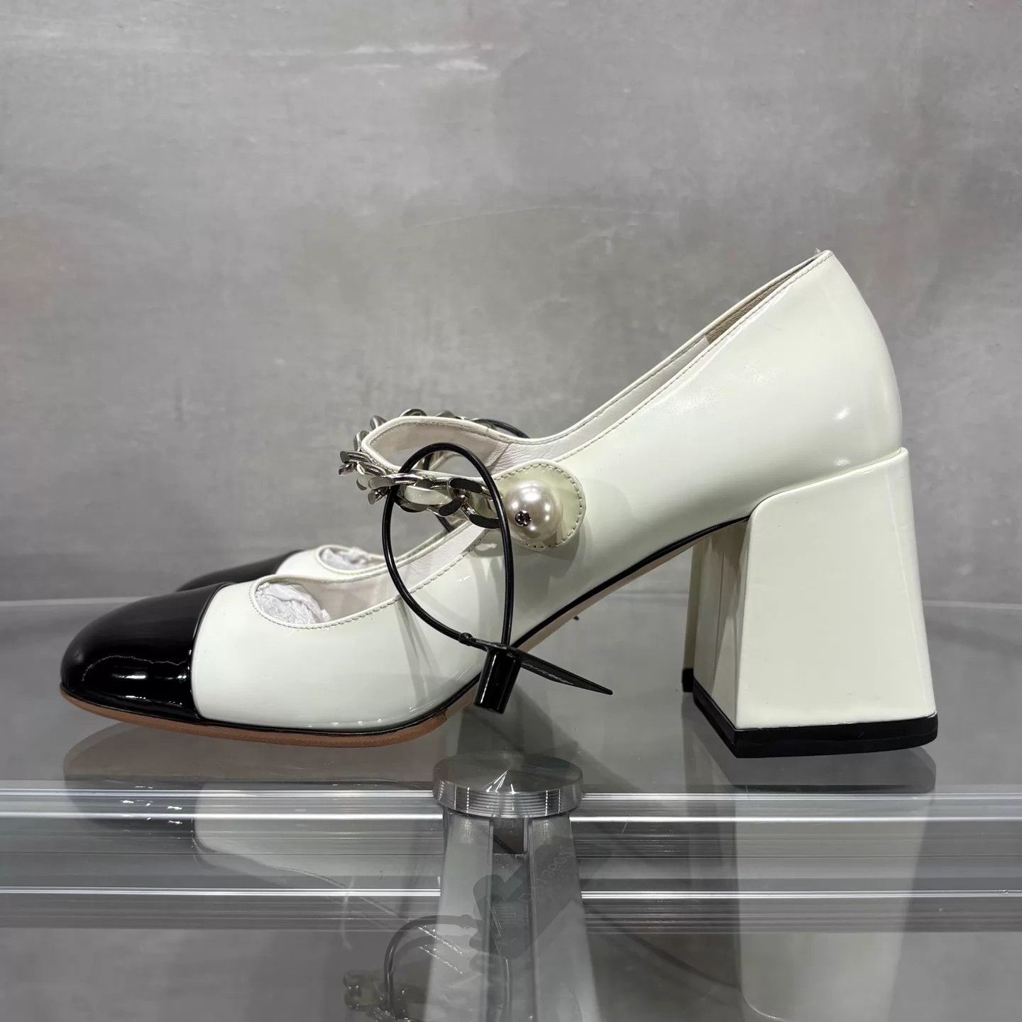 Miu Miu MIU MIU Black & White Block Heel Mary Jane 38 Size US 7.5 / IT 37.5 - 3 Thumbnail