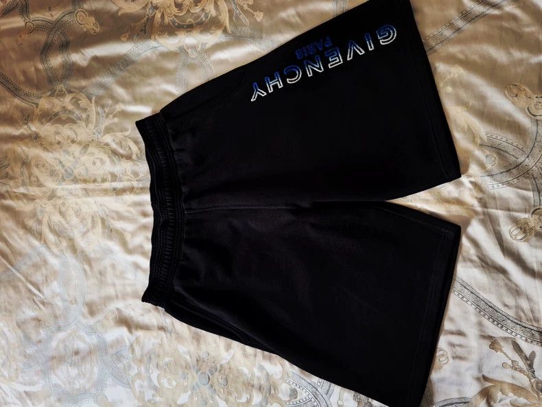 Givenchy Givenchy Size LBlack Shorts Size L 2506-Nextarrow Size US 31 - 2 Thumbnail