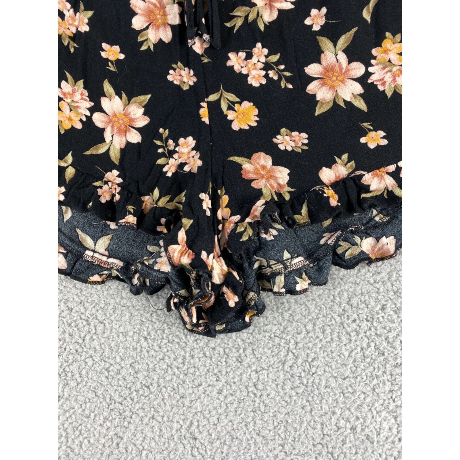 American Eagle Outfitters American Eagle Outfitters Women's Shorts Size S Very Light Flowery / 36-28 Size 28" / US 6 / IT 42 - 2 Thumbnail