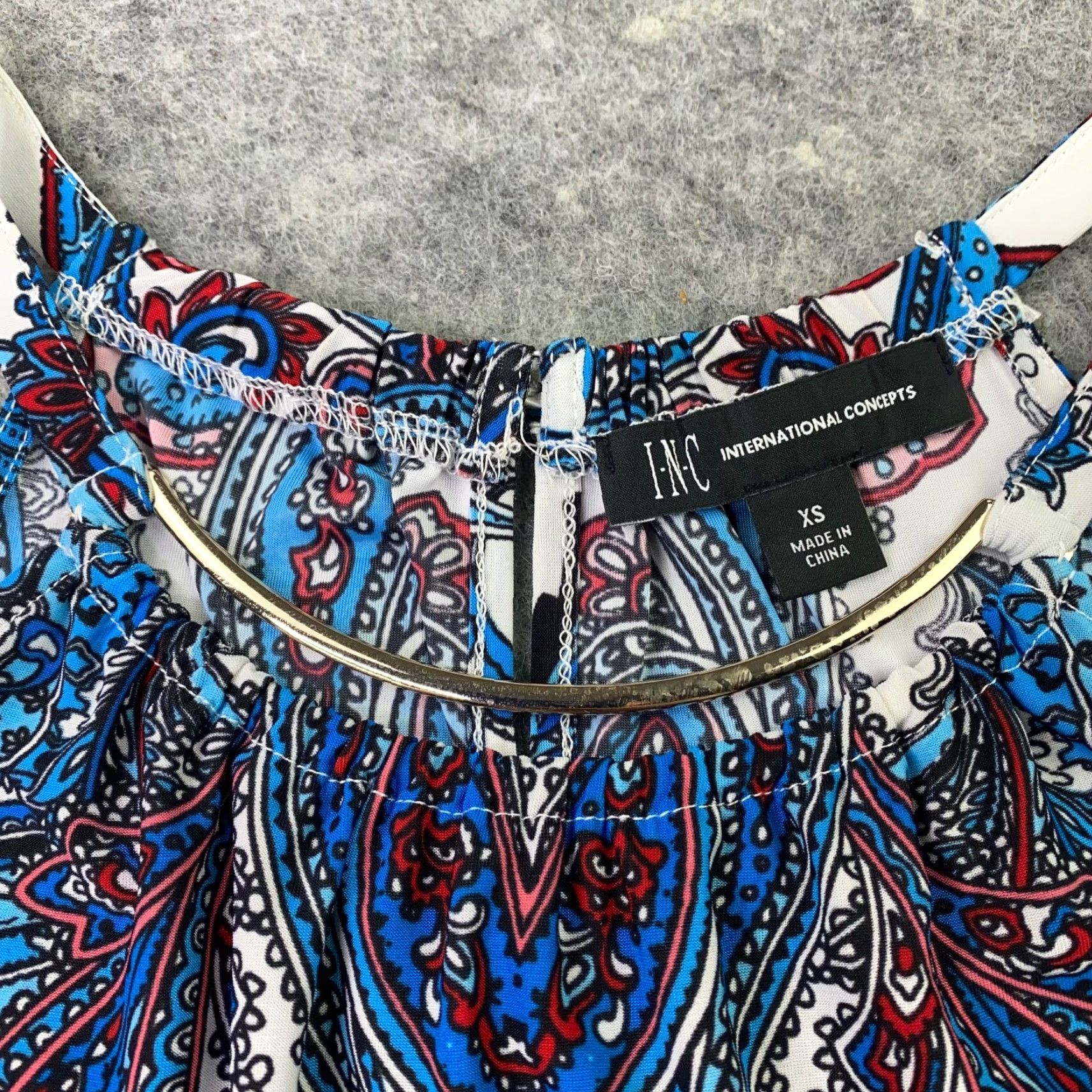 Vintage VINTAGE INC International Concepts Shirt XS Blue Sleeveless Neck Accent Stretch Paisley Blouse Womens Size XS / US 0-2 / IT 36-38 - 3 Thumbnail