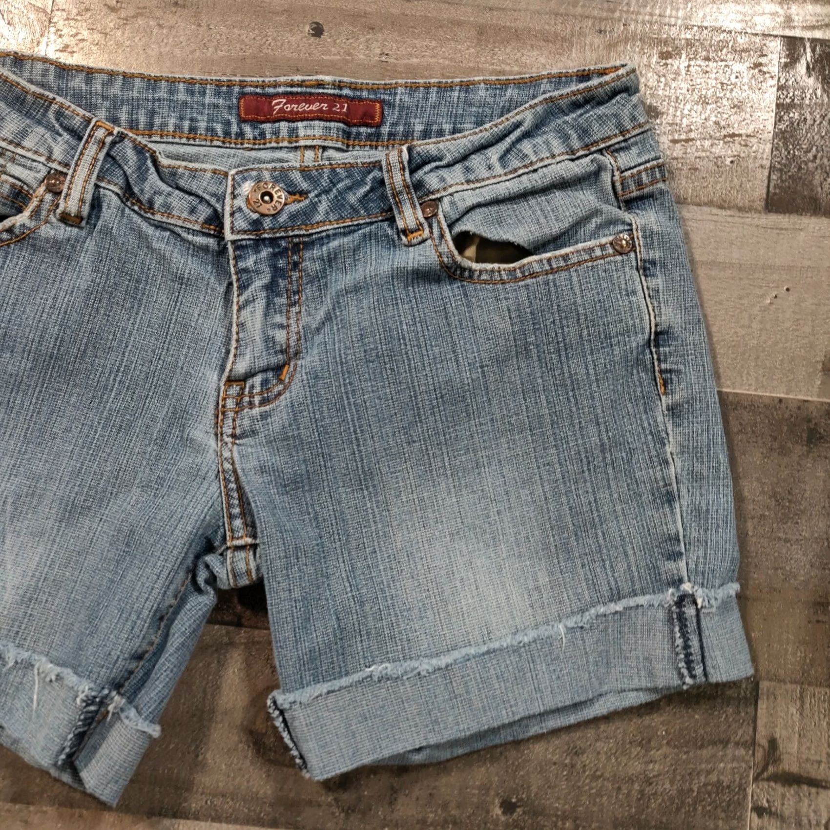 Forever 21 Forever 21 Shorts Denim Blue Boyfriend Low Rise Zip Cuffed 7 Women Size 7 Casual Summer Womens Size 26" / US 2 / IT 38 - 6 Thumbnail