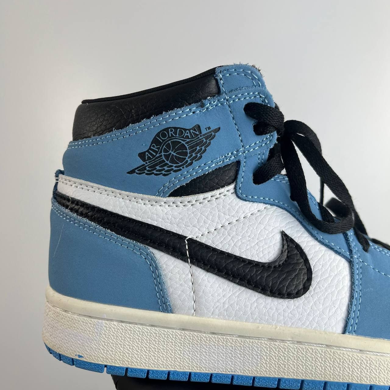 Nike Nike Air Jordan 1 Mid White University Blue Womens Size 37.5 Size US 6.5 / IT 36.5 - 4 Thumbnail