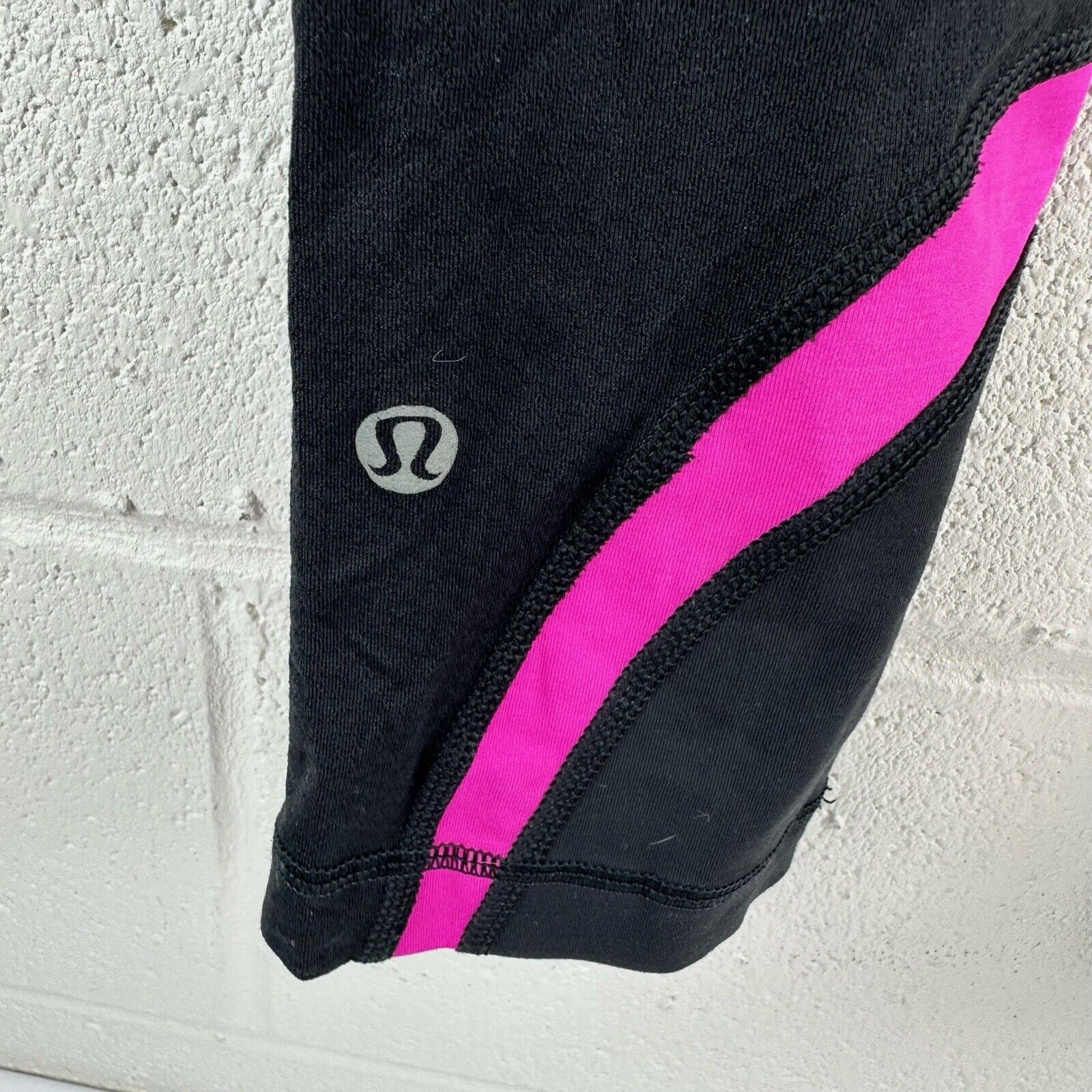 Lululemon Lululemon Run Inspire Crop II Black Paris Pink Sz 4 Leggings Size 27" / US 4 / IT 40 - 3 Thumbnail