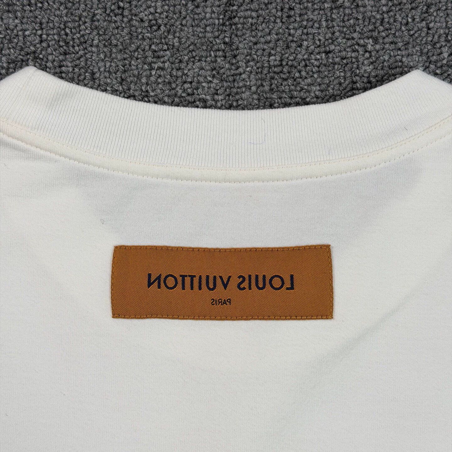 Louis Vuitton LV Embossed Logo White Short Sleeve Tee M Near New Size US M / EU 48-50 / 2 - 8 Thumbnail