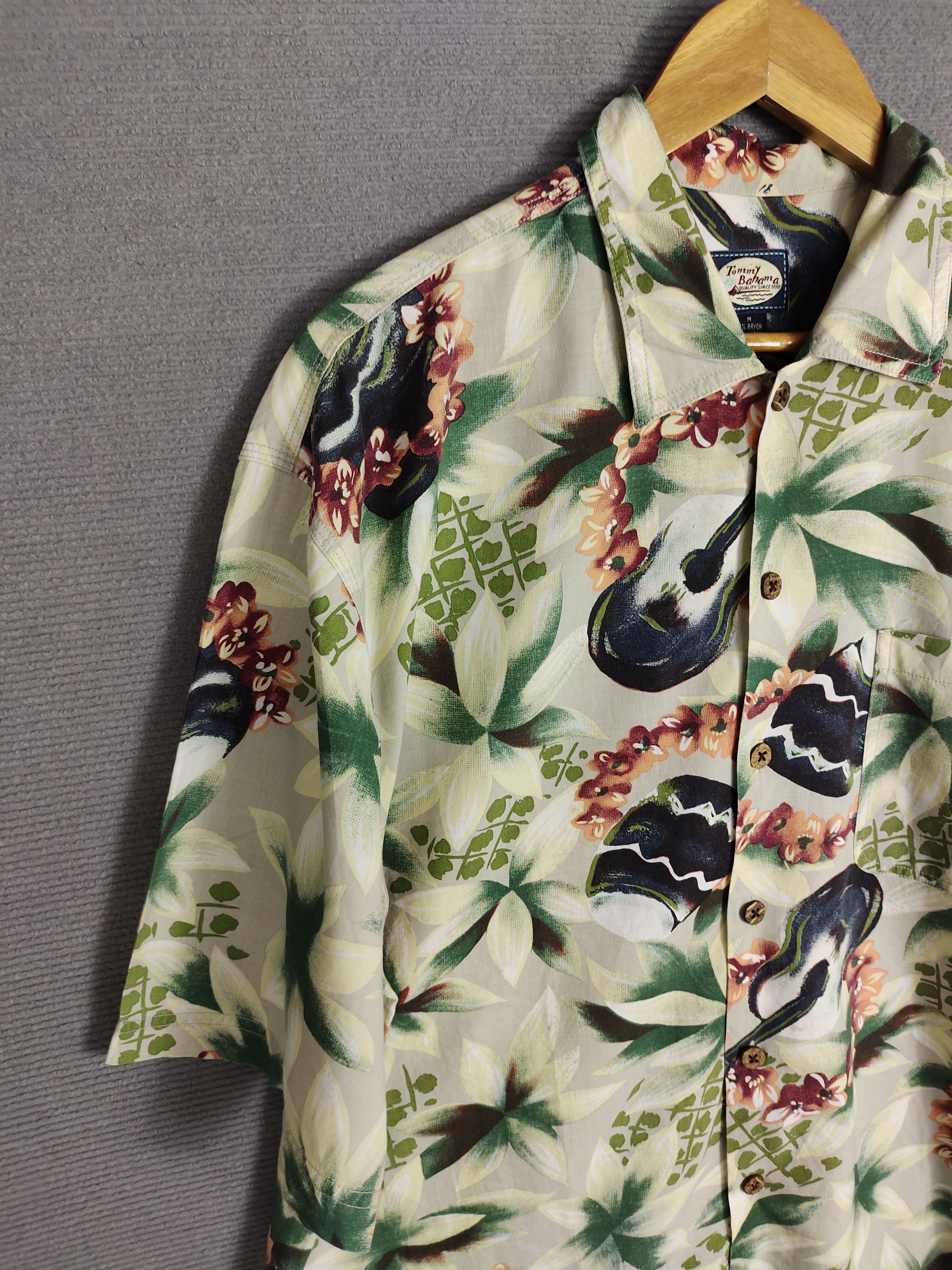 Tommy Bahama 1990s Tommy Bahama Guitar & Flower Printed Hawaiian Shirt Size US M / EU 48-50 / 2 - 3 Thumbnail