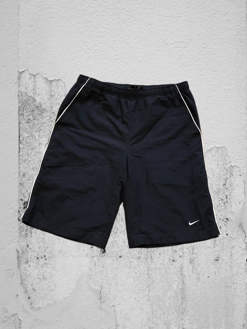 Nike Vintage Nike Y2K Swoosh Streetwear Shorts Hype Size US 30 / EU 46 - 1 Thumbnail