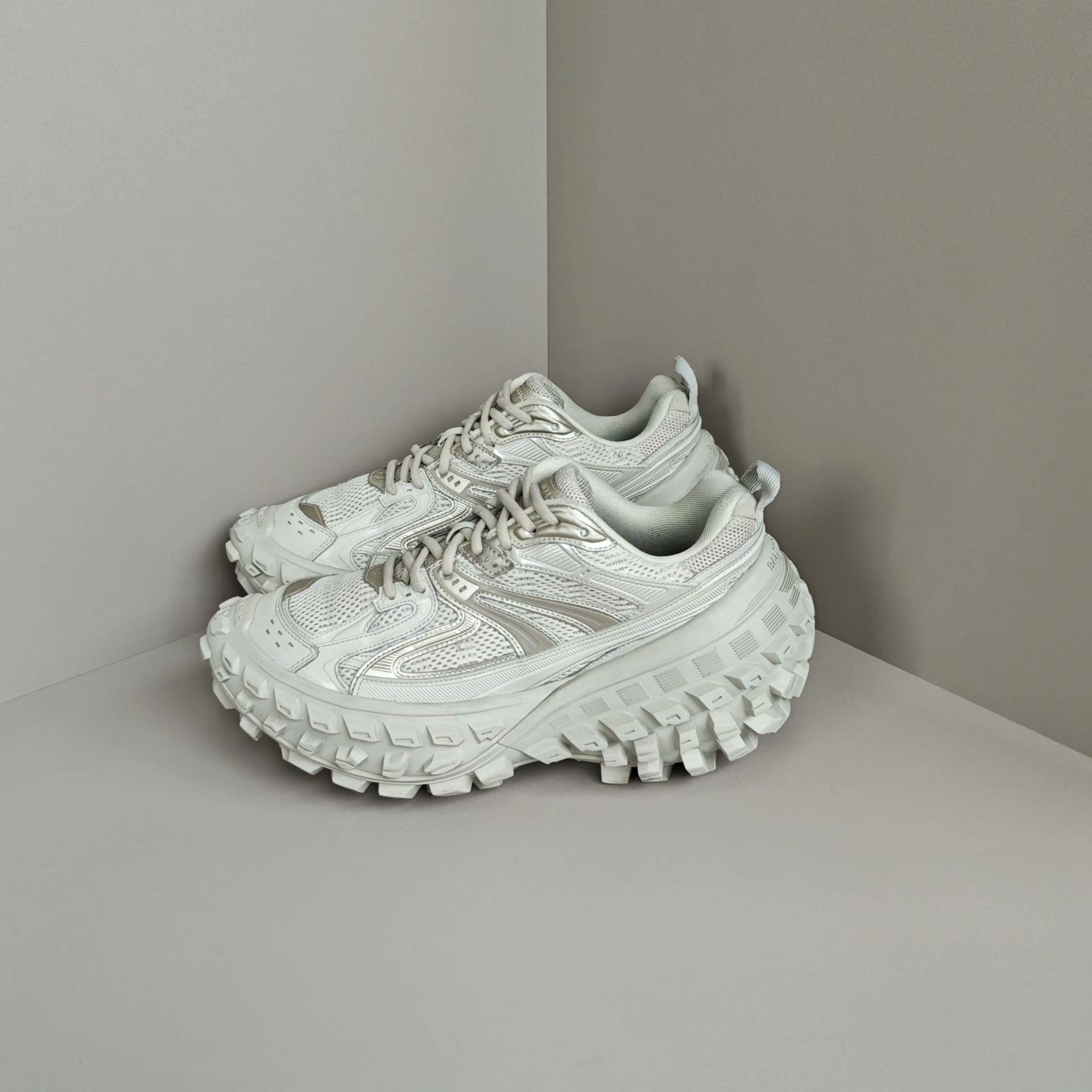 Balenciaga Balenciaga Lowtop Sneakers 10 Men Size US 10 / EU 43 - 1 Thumbnail