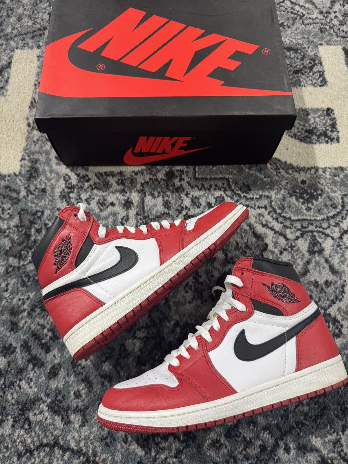 Jordan Brand Air Jordan 1 Retro Chicago (2015) Size US 8 / EU 41 - 2 Thumbnail