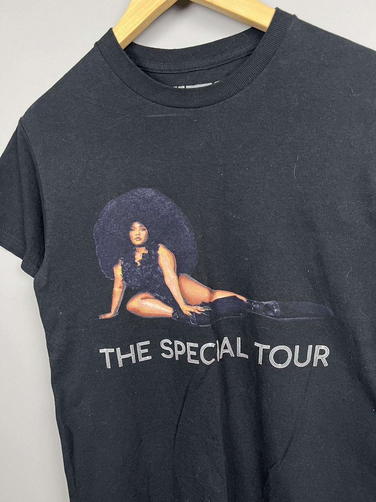 Rap Tees (S) Lizzo european tour tee Size US S / EU 44-46 / 1 - 3 Thumbnail