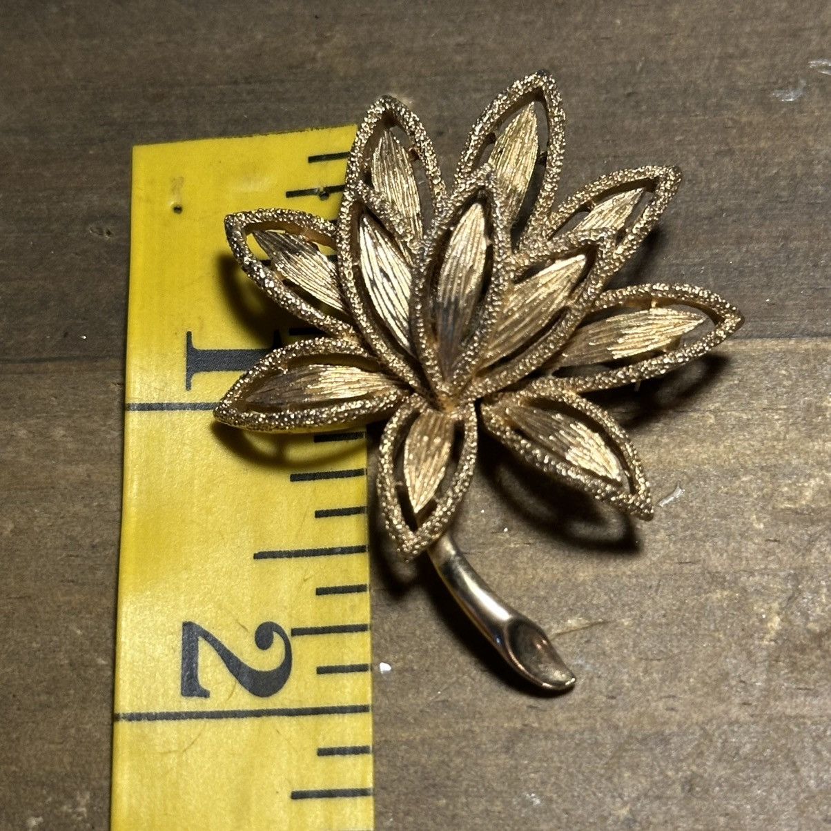 Other × Vintage Vintage Avon 1960’s golden lotus flower brooch Size ONE SIZE - 3 Thumbnail