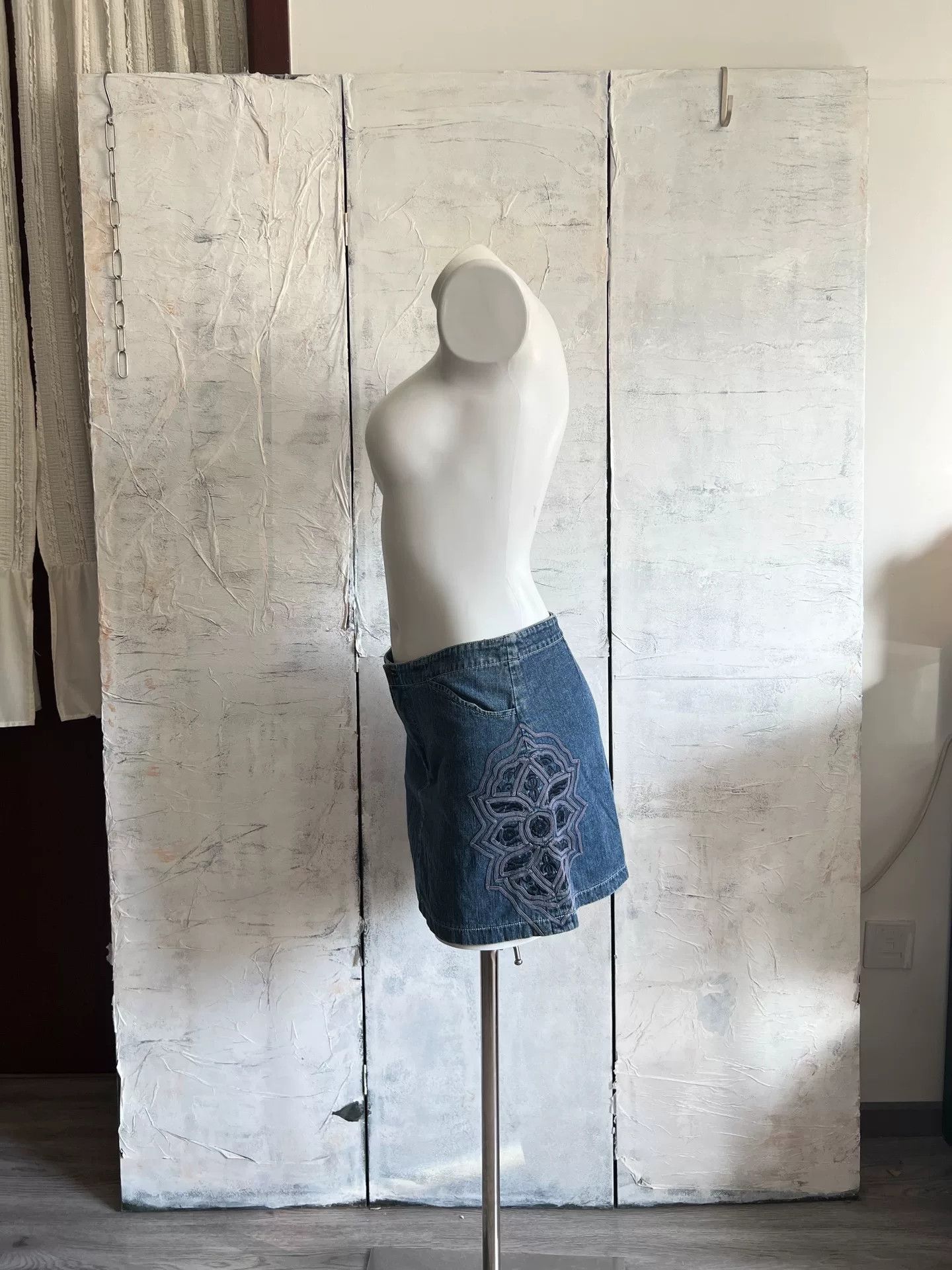 Vivienne Tam Vivienne Tam Lotus Embroidery Denim Skirt Size 38" / US 16 / IT 52 - 1 Thumbnail