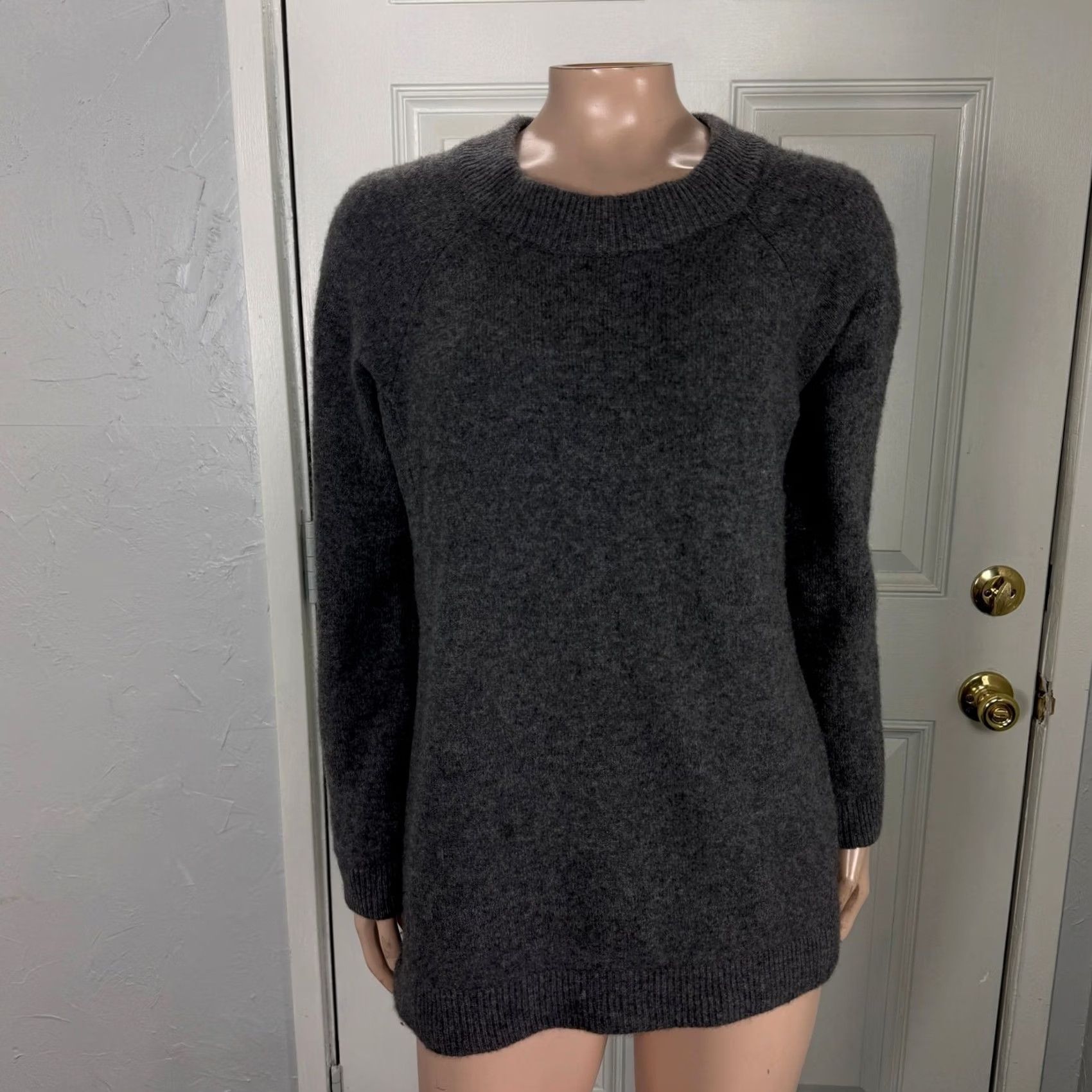 Vintage Minnie Rose Sweater Women's XS Cashmere Knit Crew neck Pullover L/S Soft F4-12 Size XS / US 0-2 / IT 36-38 - 2 Thumbnail