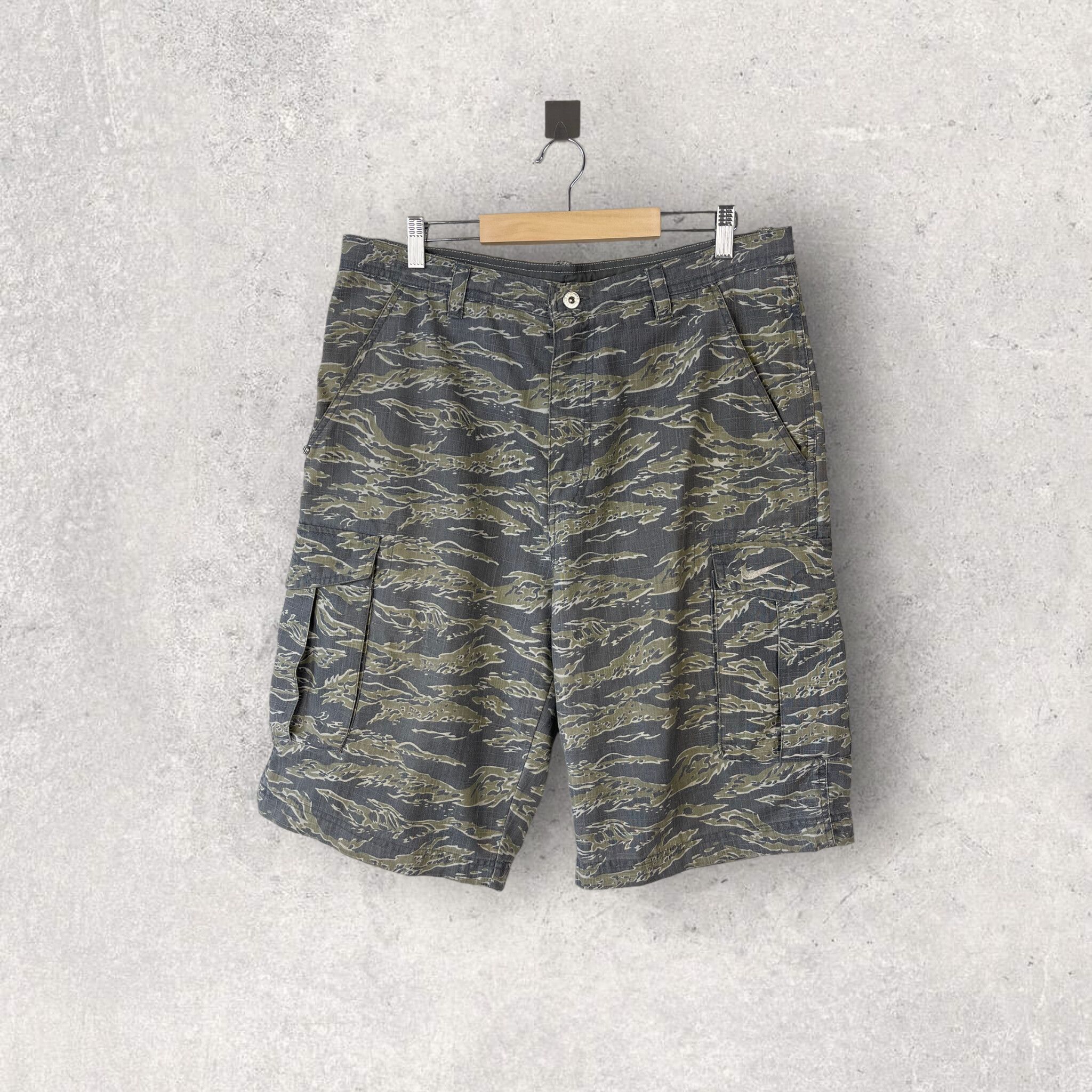 Pre-owned Camo X Nike Sportswear Y2k Vintage Camo Cargo Shorts Size M In Camouflage Army