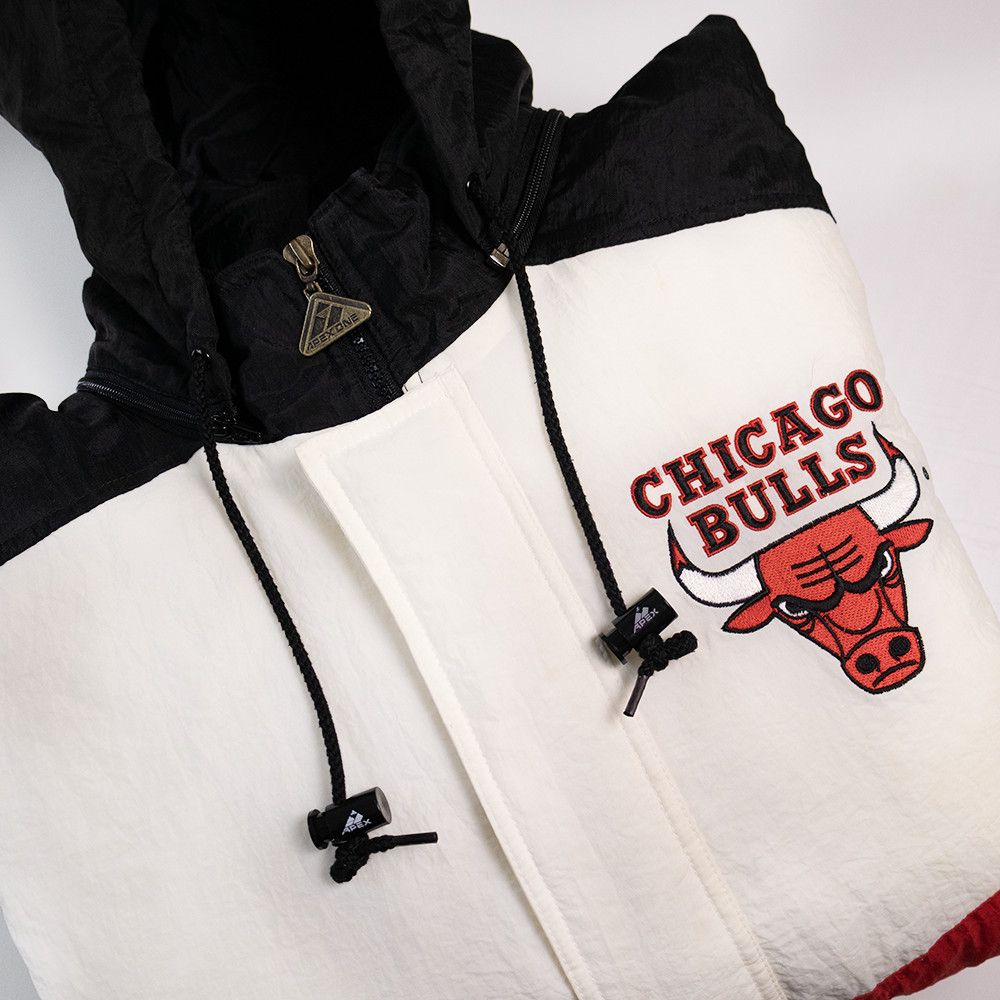 Apex One Vintage 90s Apex One Chicago Bulls NBA Puffer Jacket L Size US L / EU 52-54 / 3 - 7 Thumbnail