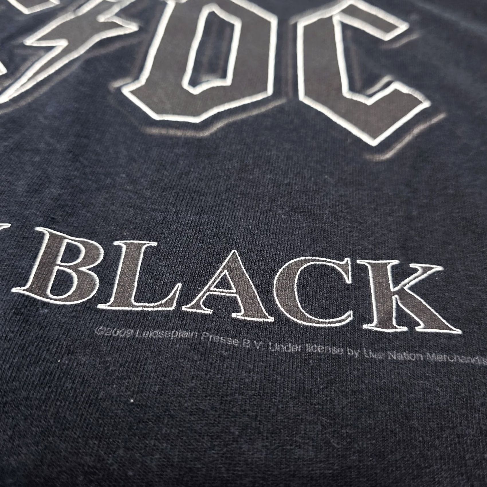 Gildan AC/DC Back In Black T-Shirt Men M 2009 Rockband Logo Short Sleeve Crew Neck Black Gildan 100% Cotton Size US M / EU 48-50 / 2 - 2 Thumbnail