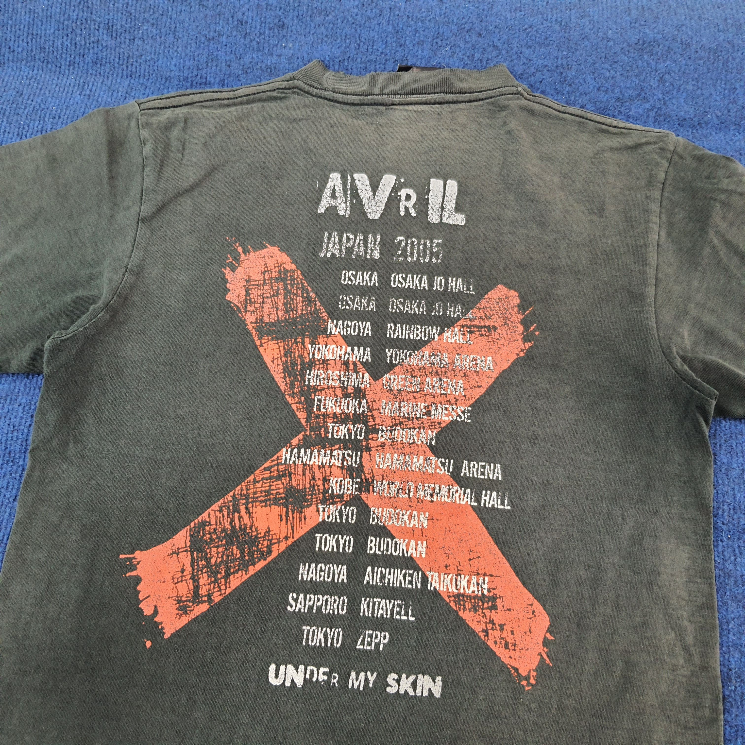 Band Tees Vintage Avril Lavigne Under My Skin Tour 2005 Tshirt C249N69 Size US S / EU 44-46 / 1 - 4 Thumbnail