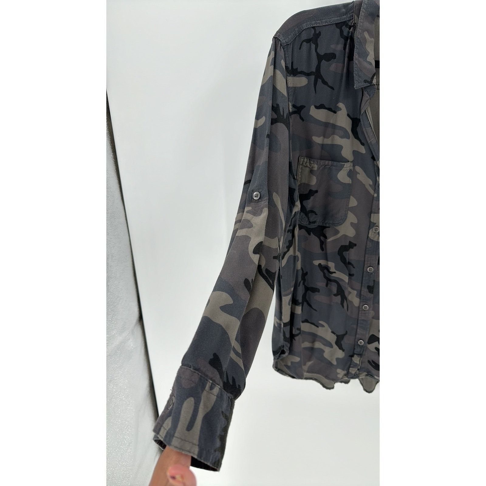 Rock & Republic Rock & Republic sz xl camo Rayon Button Up Shirt High Low Size S / US 4 / IT 40 - 7 Thumbnail
