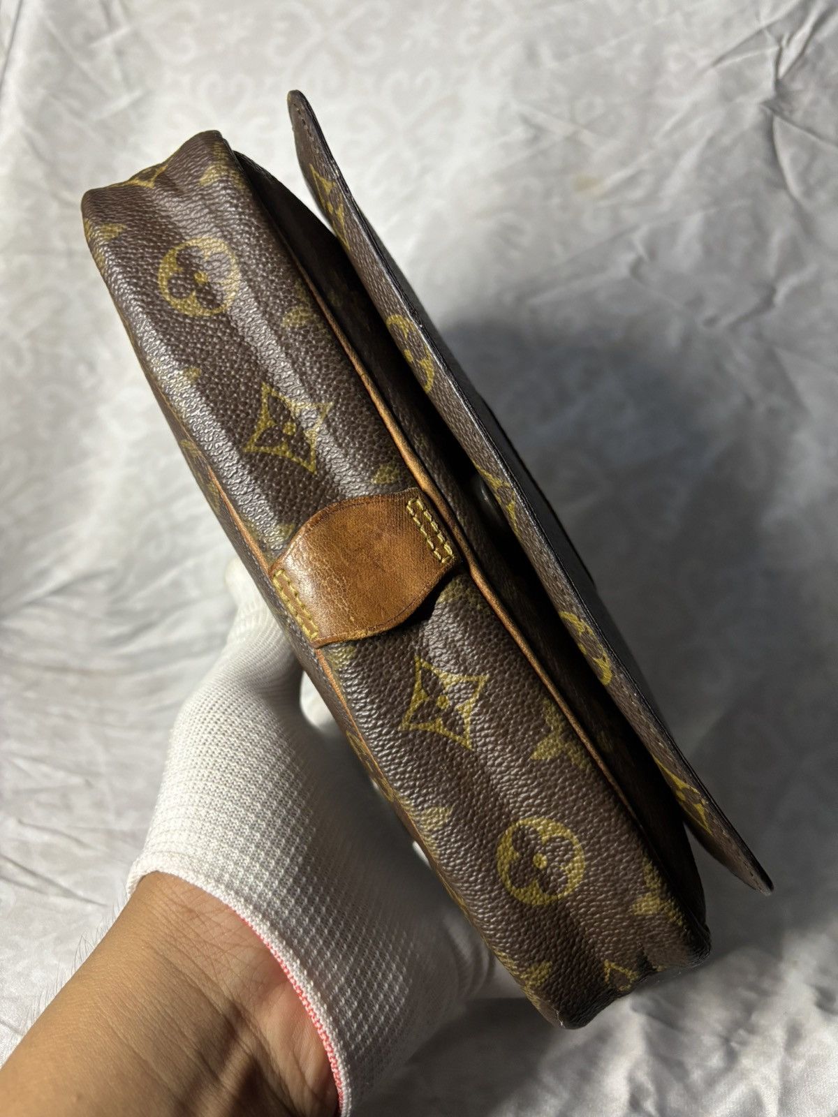 Louis Vuitton (very worn) Louis Vuitton Cluth Bag Vintage Size ONE SIZE - 6 Thumbnail