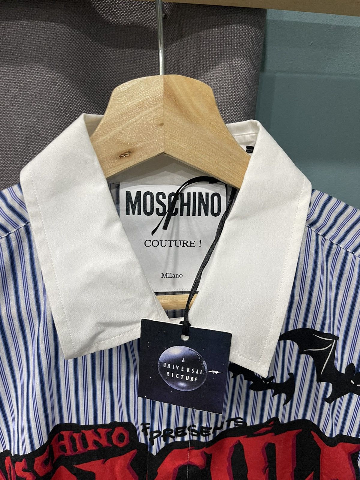Moschino × Universal Studios AUTHENTIC 🔥 NWT Moschino Dracula Overprint Shirt Size US L / EU 52-54 / 3 - 11 Thumbnail