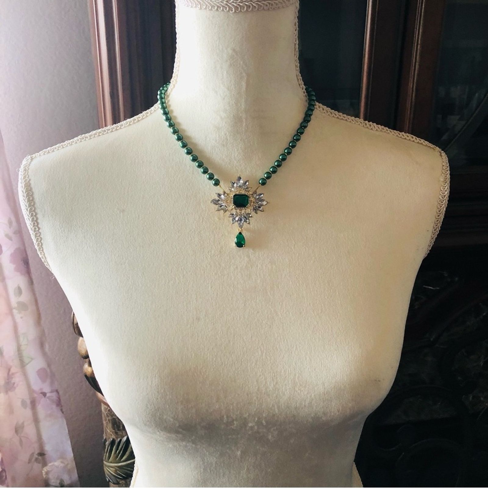 Handmade Handcrafted repurpose emerald cluster Pearl necklace Size ONE SIZE - 7 Thumbnail