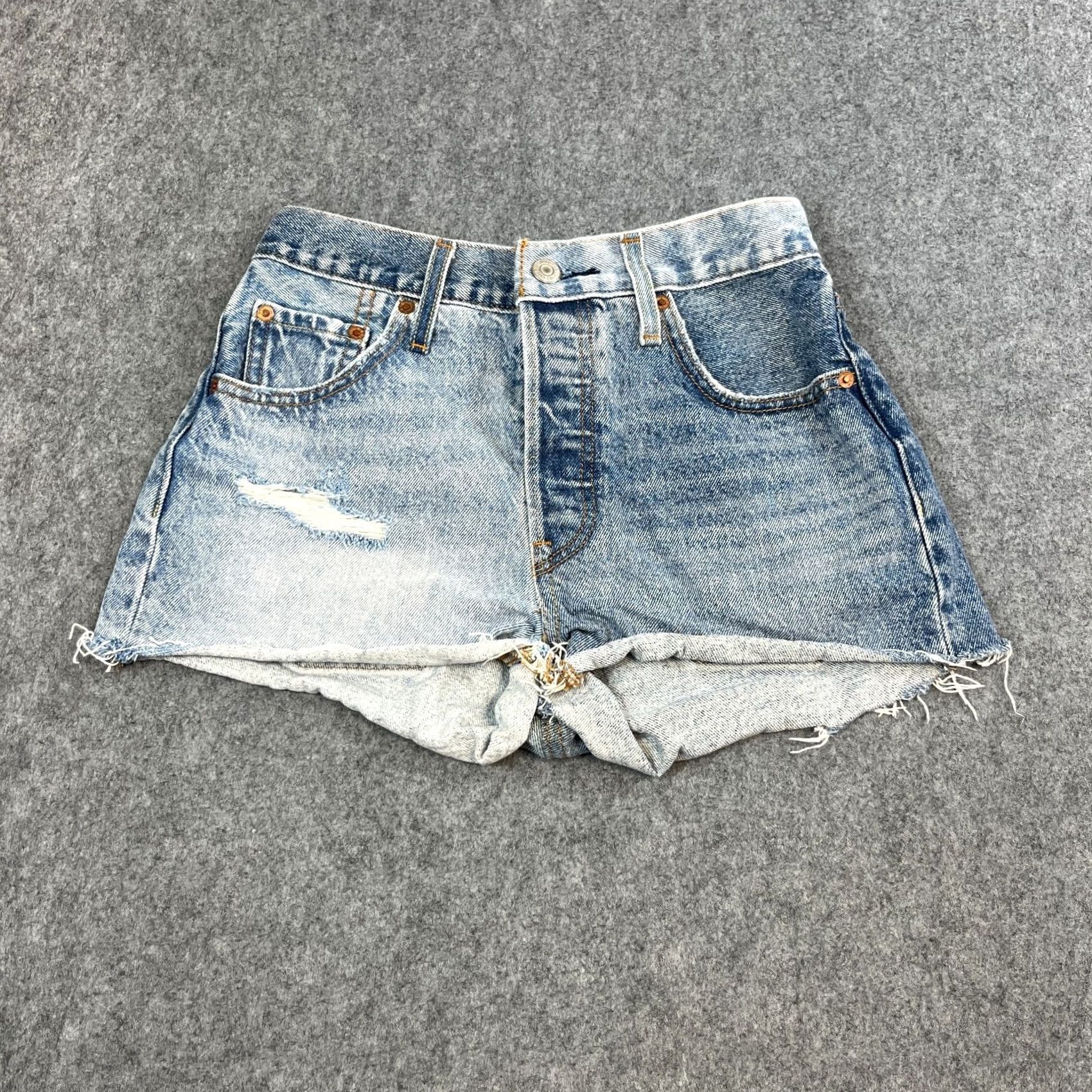 Levi's Levi's Womens Denim Shorts Hot Pants W24 UK 4 2 Tone Blue Cut Offs Premium E Denim Shorts Womens Regular 24in Blue 4/Levis Women Medium Wash 2 Tone? Size 27" / US 4 / IT 40 - 2 Thumbnail