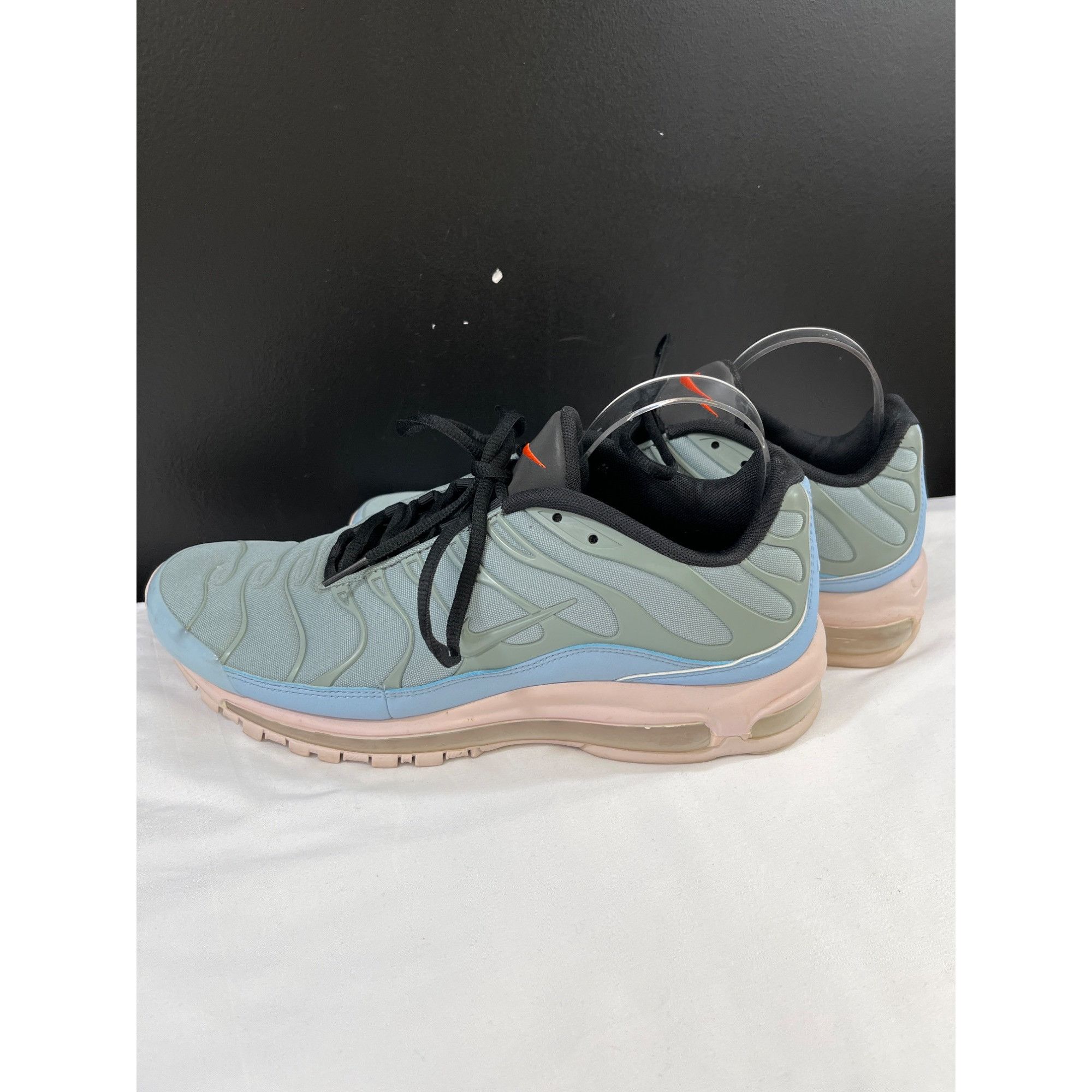 Nike mint green shoes deals
