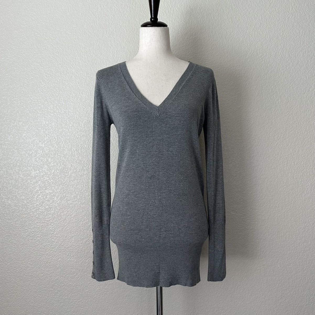 Zara Zara Gray V-neck Long Sleeves Button Cuffs Pullover Sweater Size M / US 6-8 / IT 42-44 - 1 Thumbnail