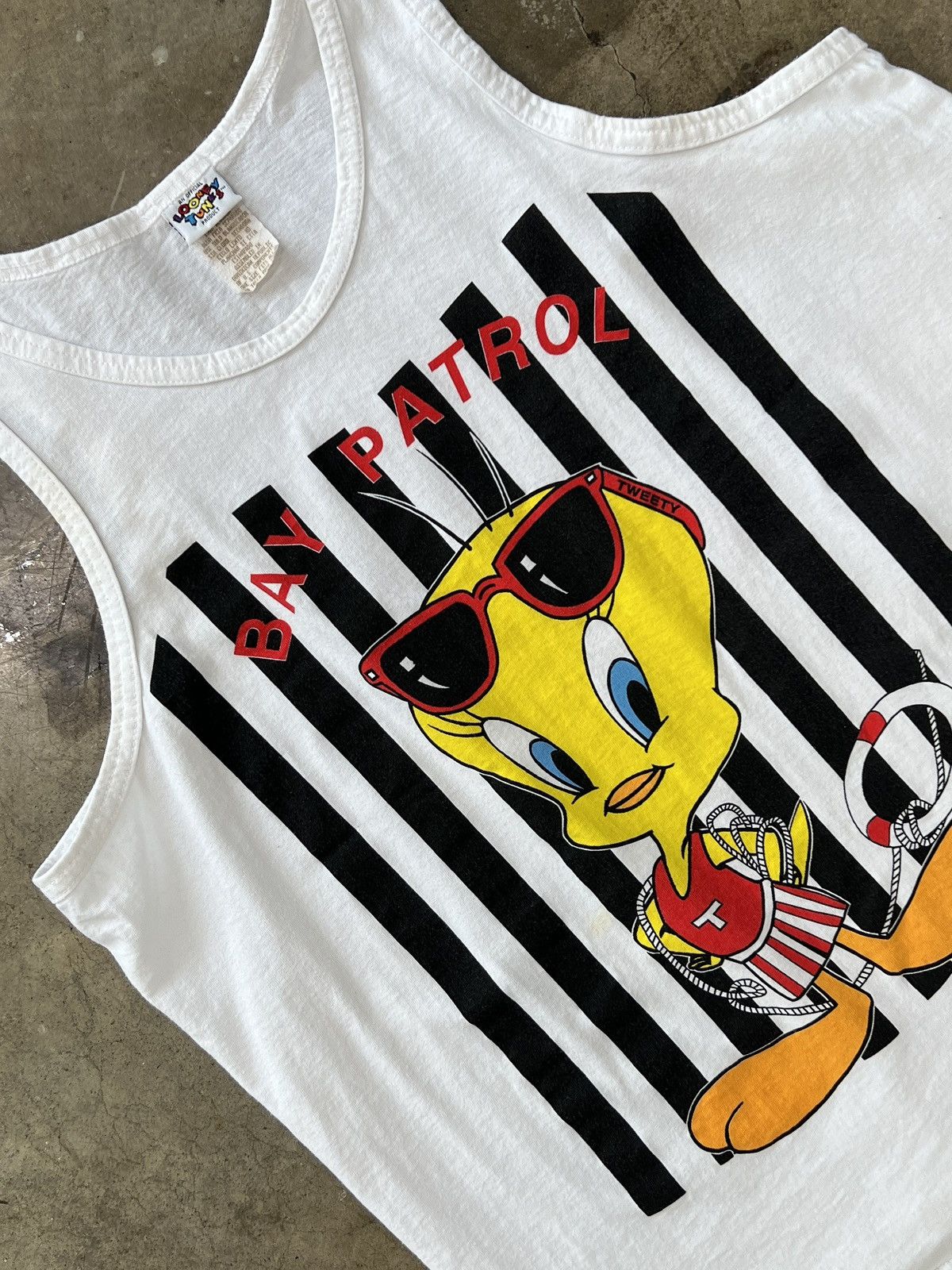 Vintage × Warner Bros Vintage 1997 Looney Tunes Tweety Bay Watch Tank Top Large Size US L / EU 52-54 / 3 - 1 Thumbnail