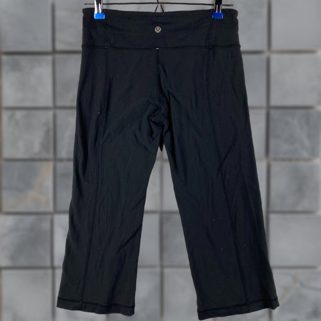 Lululemon Lululemon Capri Pants Womens 6 Black Reversible Double Sided Stretch Yoga Capri Pants Black Womens 6 Lululemon Athleisure Yoga Running {Vintage: No} Size 28" / US 6 / IT 42 - 1 Thumbnail