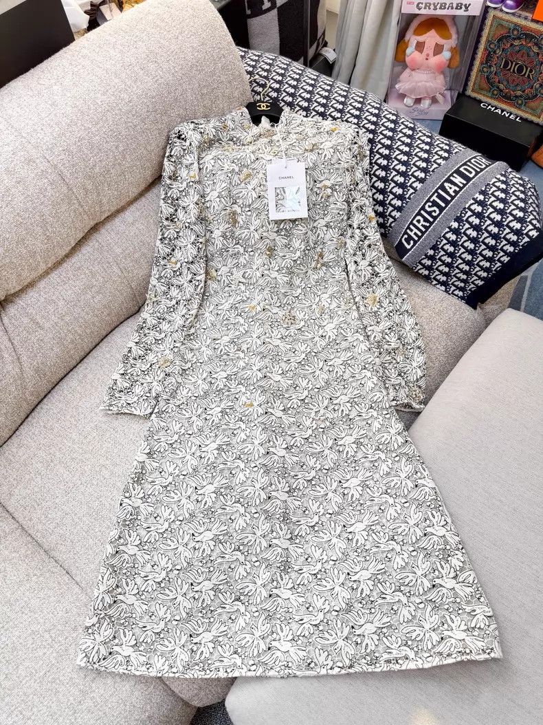 Chanel Chanel Long-sleeved lace dress with badge embroidery and p Size XXS / US 00 / IT 34 - 3 Thumbnail