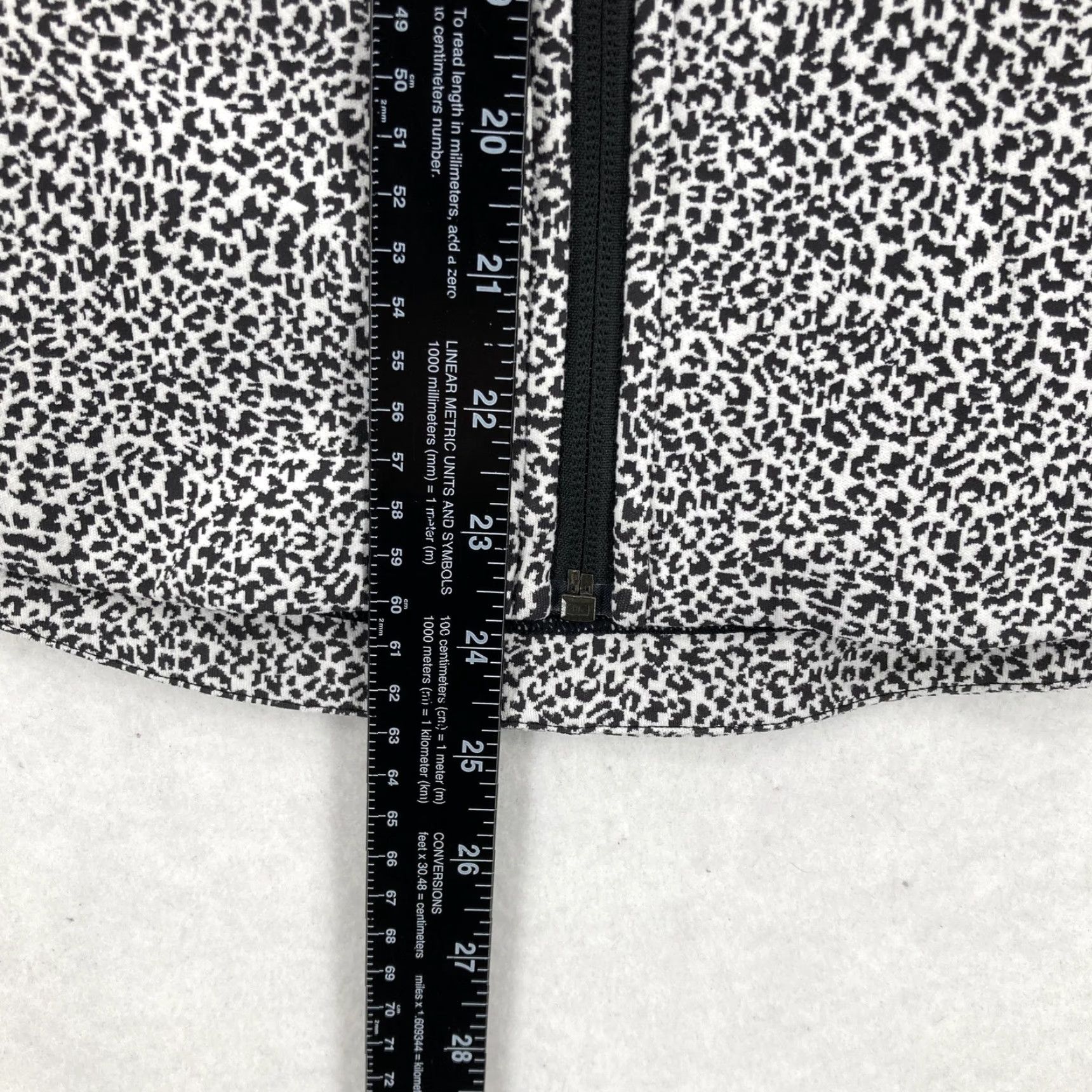 Athleta Athleta Jacket Womens M White Black Jacquard Cheetah Stretch Full Zip Gym Activewear Size M / US 6-8 / IT 42-44 - 6 Thumbnail