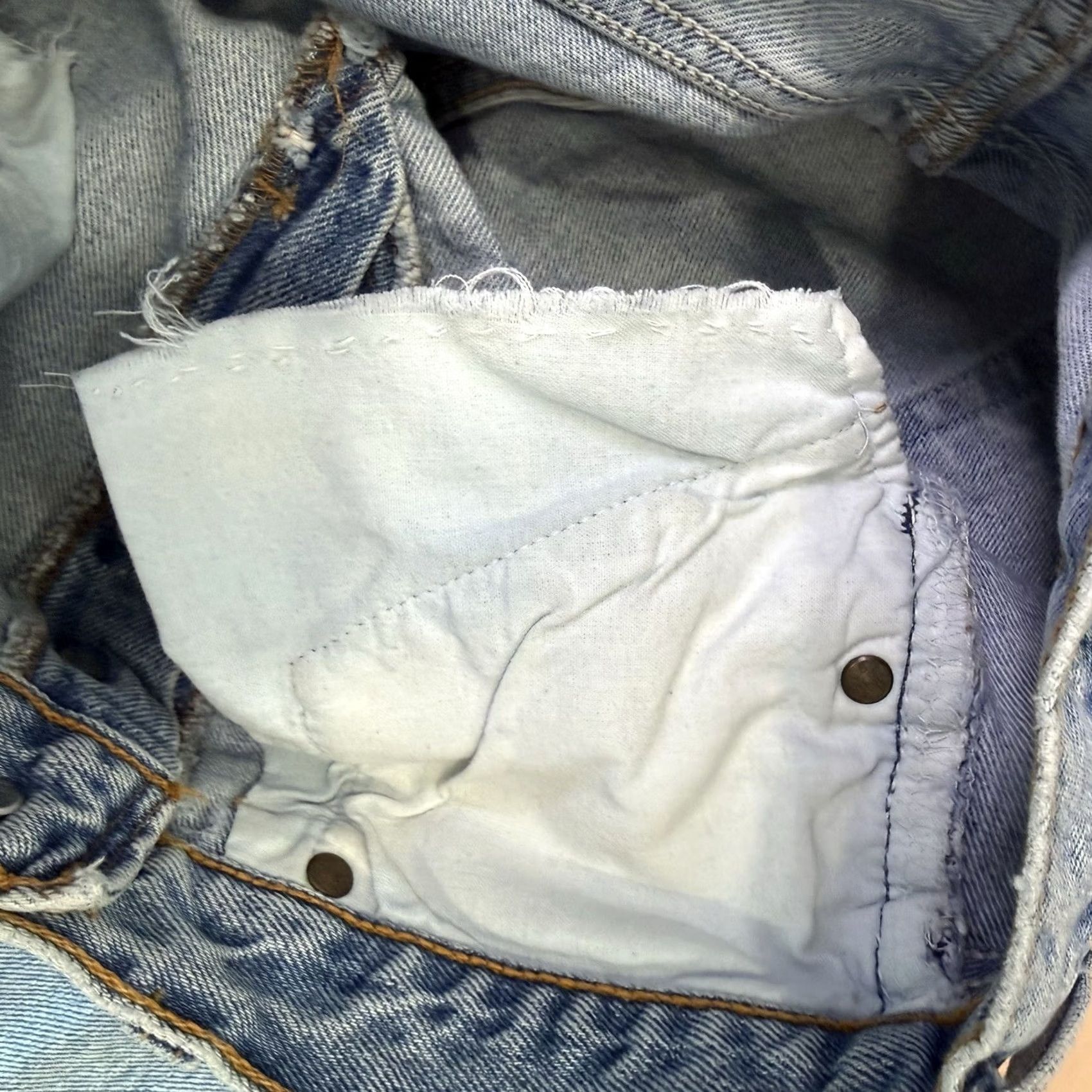 Levi's VINTAGE Levi's 501 Jeans 26 Blue Straight Leg 90s Denim For Women Non Selvedge Levi'S 501 Series 5-Pocket Design Button Closure Size 26" / US 2 / IT 38 - 7 Thumbnail