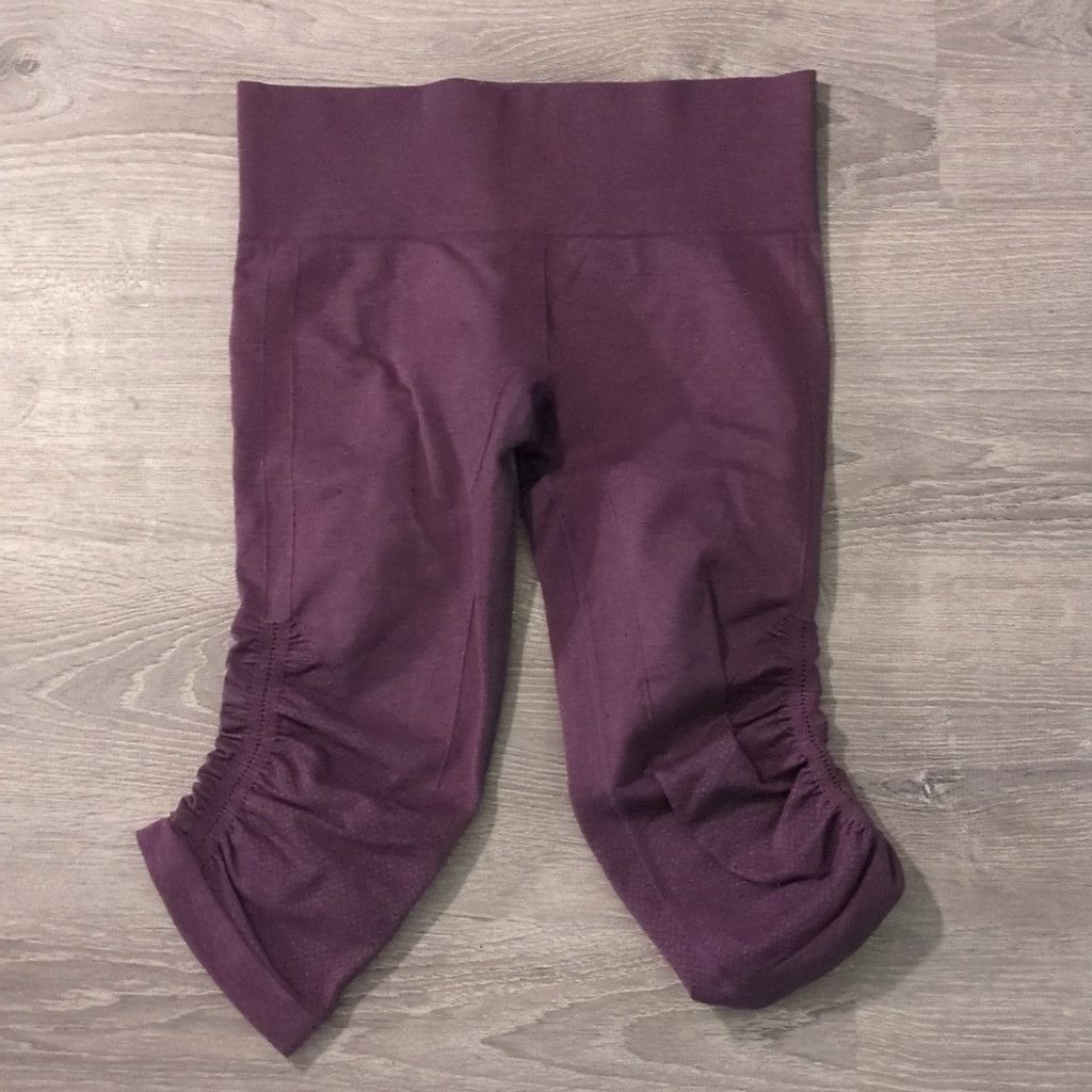 Lululemon Lululemon purple flow crop leggings size 8 Size 30" / US 8 / IT 44 - 1 Thumbnail