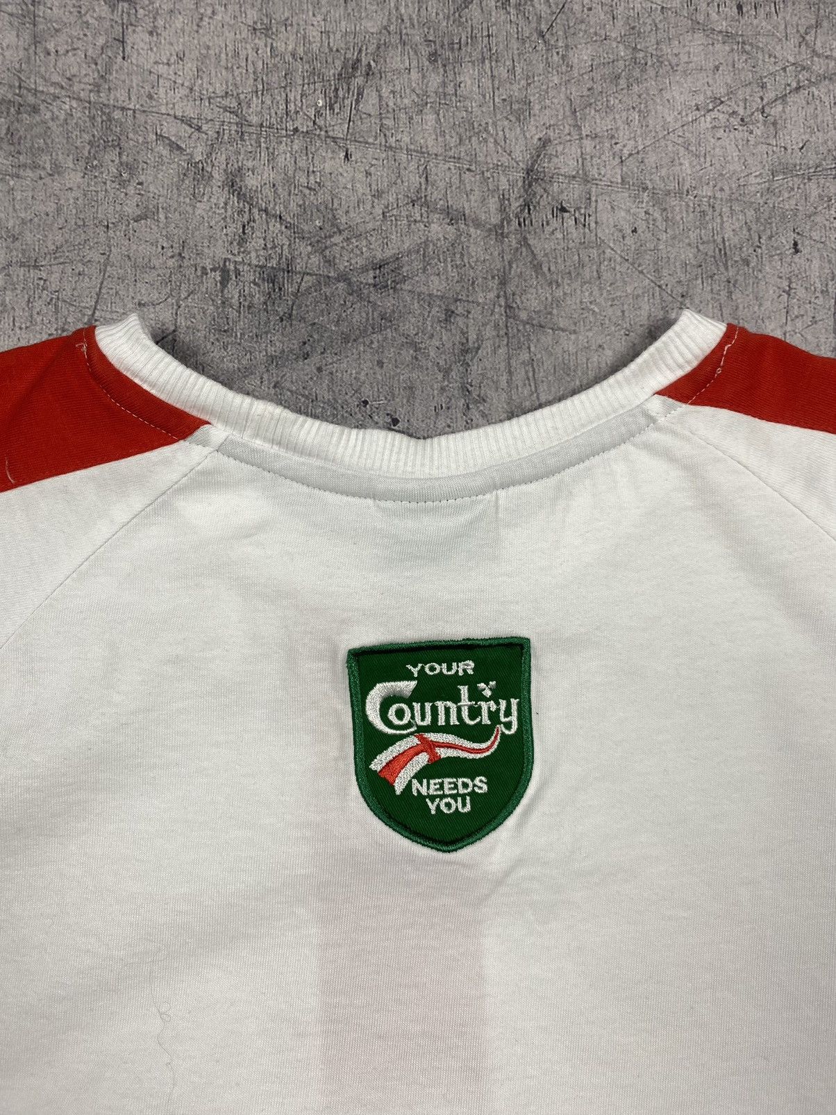 Vintage Vintage England Calsberg Center Logo Tee T Shirt Size US L / EU 52-54 / 3 - 9 Thumbnail