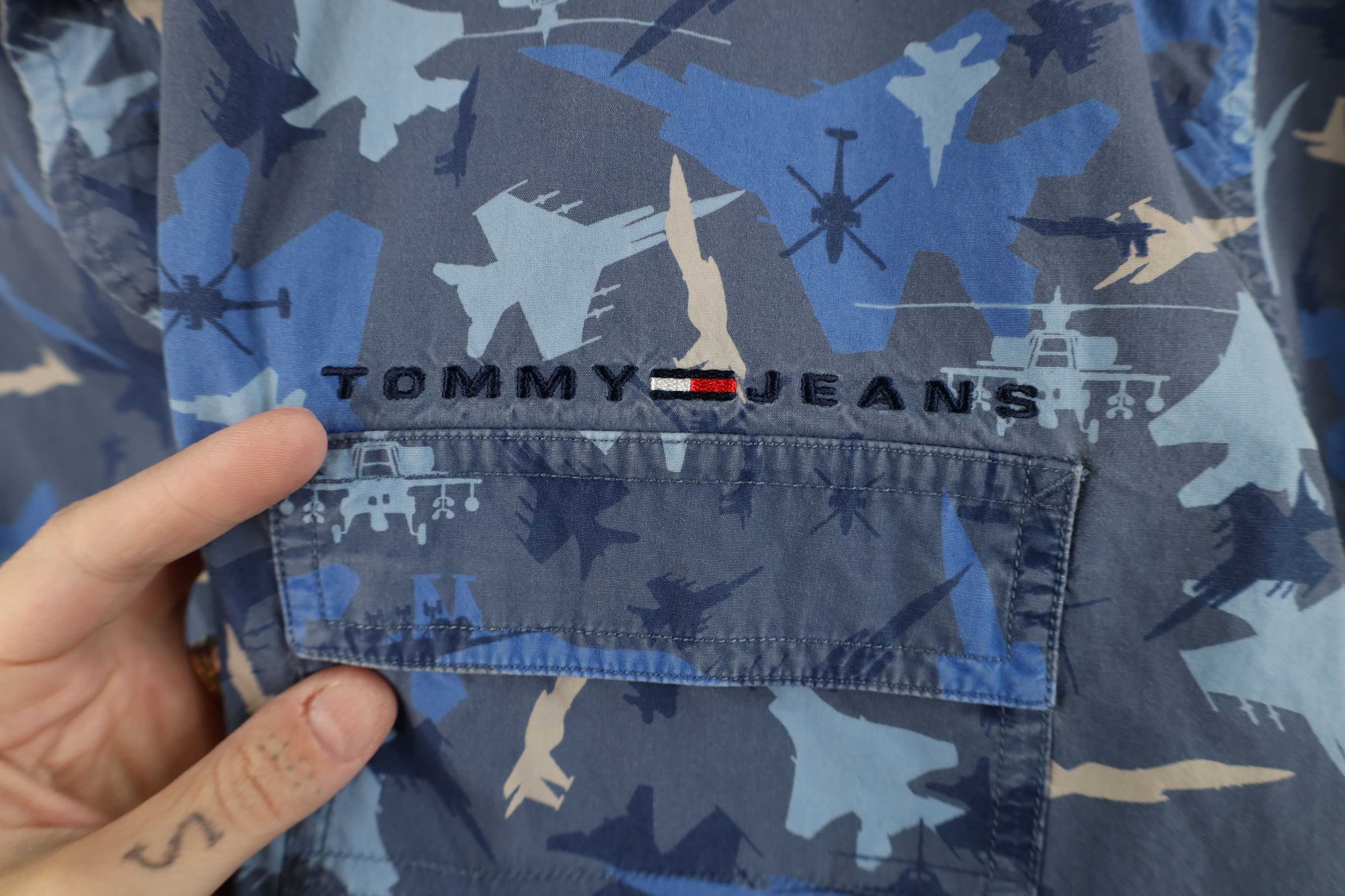 Tommy Hilfiger Vintage 90s Tommy Hilfiger Plane All Over Print Button Shirt Size US L / EU 52-54 / 3 - 4 Thumbnail
