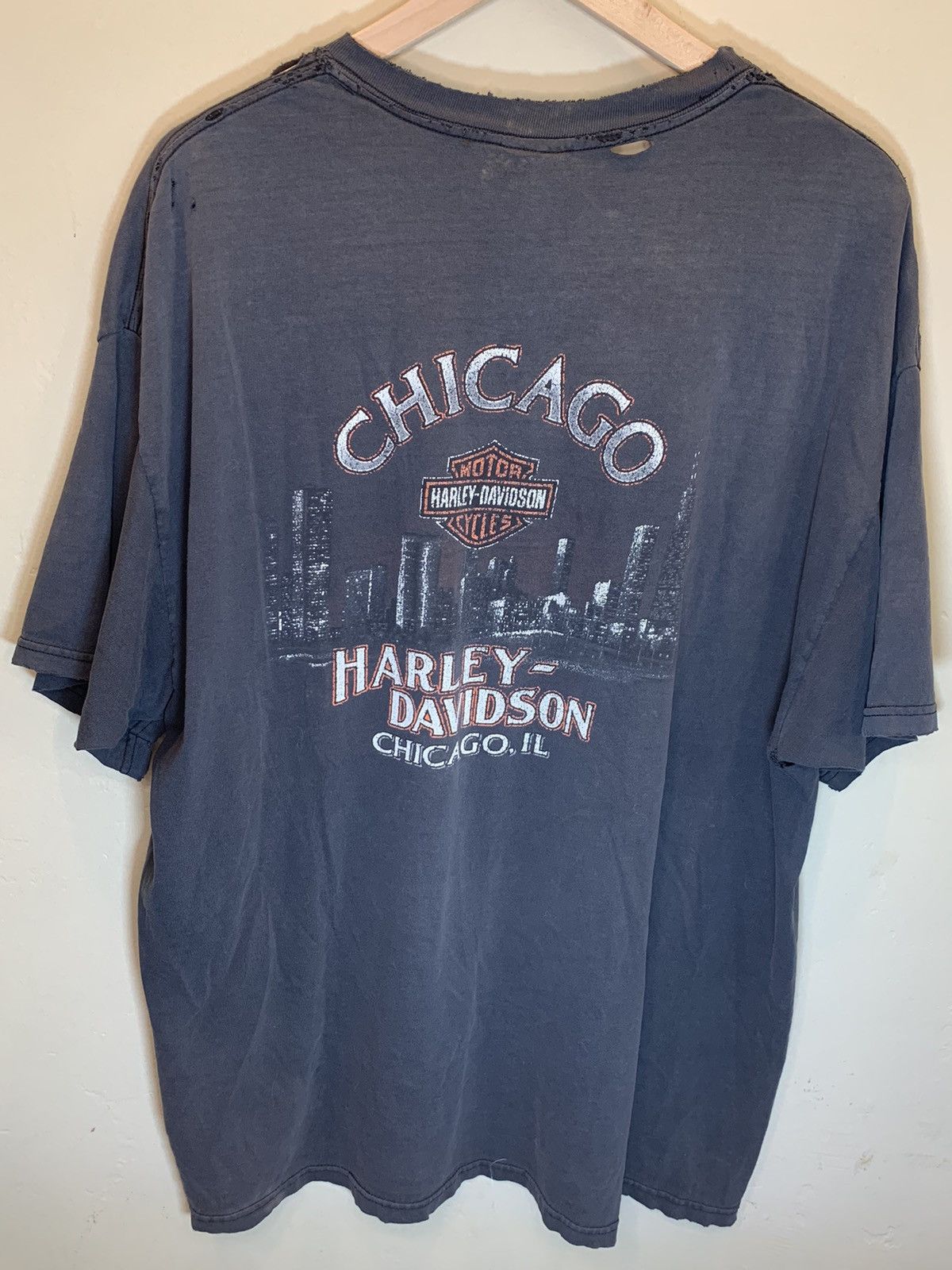 Harley Davidson *RARE* Vintage 90’s Harley Davidson Chicago Thrashed T-Shirt Size US XL / EU 56 / 4 - 1 Thumbnail