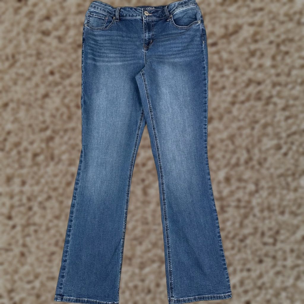 Vintage Maurices Jeans Women 12 Blue Denim Bootcut Low Rise 32x33 Cotton Western 5-Pocket Zipper Distressed Medium Wash Womens Jeans 32 in Inseam 33 in N/A Size 34" / US 12 / IT 48 - 1 Thumbnail